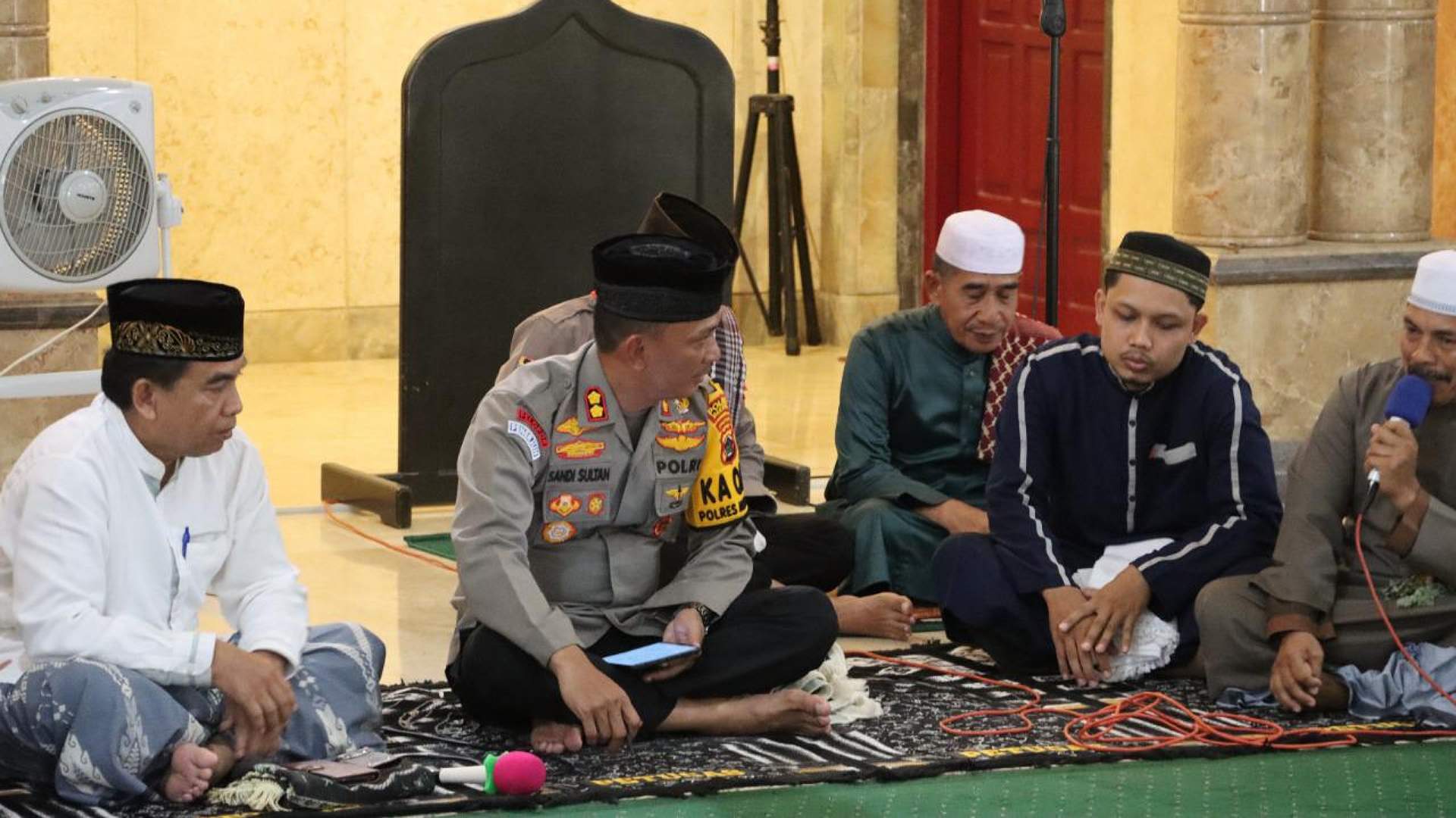 Kapolres Merauke AKBP Sandi Sultan saat bersama tokoh agama di Mesjid Raya Al- Aqsa, Jumat (30/12/2022). Foto: Humas Polres Merauke