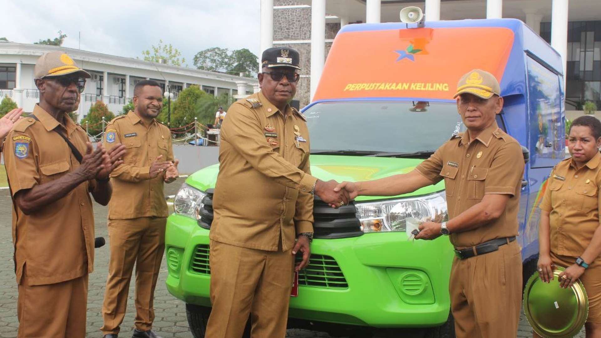 Plt Bupati Mimika Johannes Rettob  menyerahkan mobil operasional kepada Dinas Perpustakaan dan Arsip Daerah, Senin (9/12/2022). Foto: Faris/ Papua60detik