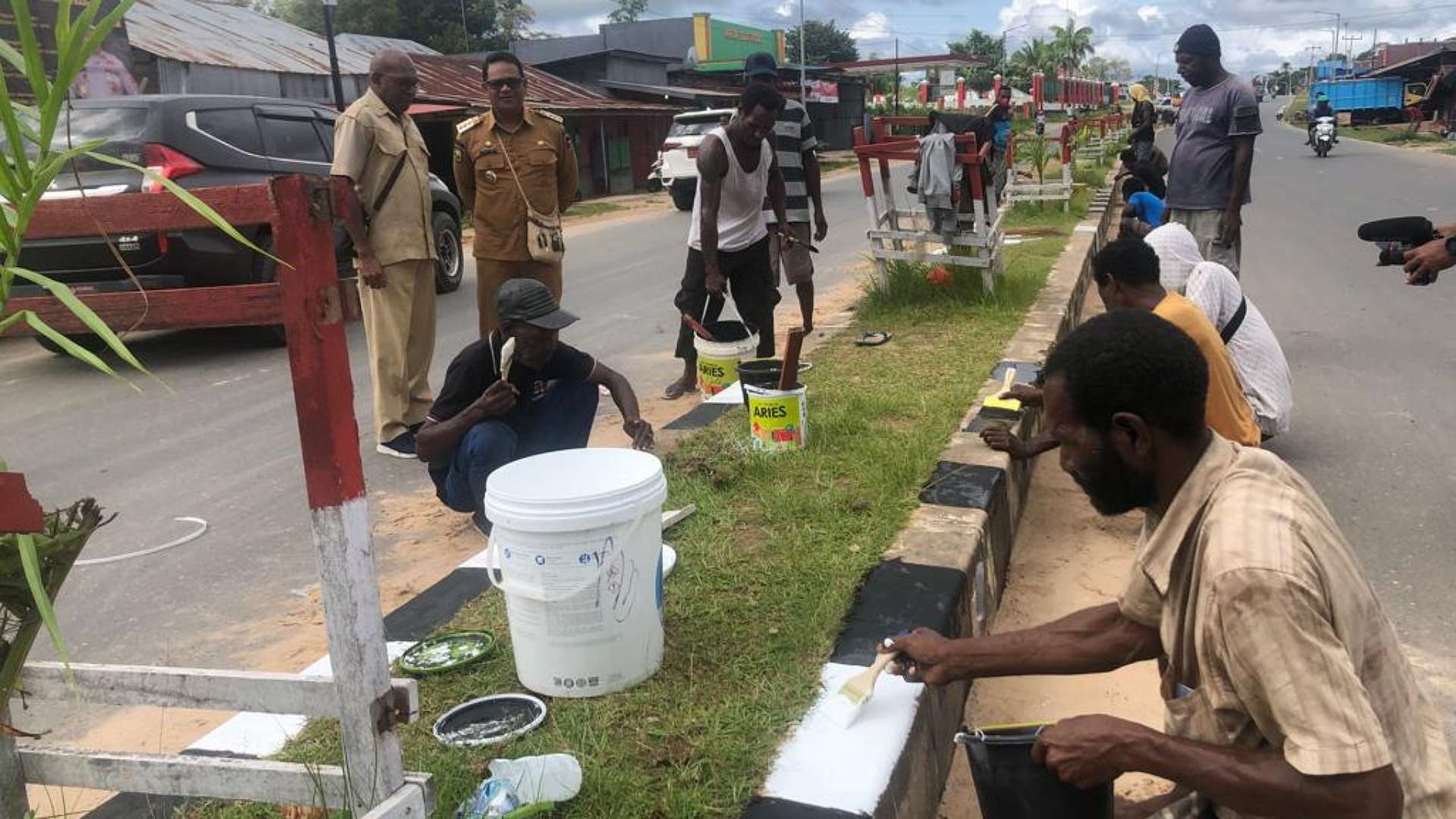 Penjabat Bupati Mappi, Michael R Gomar bersama Sekda, Ferdinand Kainakaimu, Selasa 10/1/2023) turun langsung memantau pengecetan median jalan Irian Kilo Meter 3 Kota Kepi. Foto: Humas Pemkab Mappi