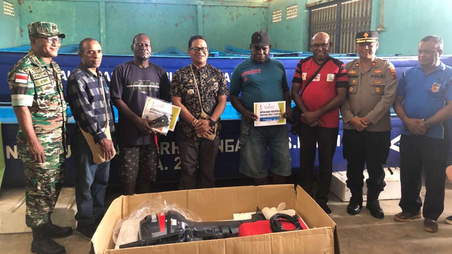 Penyerahan bantuan perahu viber dan mesin tempel oleh Pemkab Mappi kepada warga di kantor Dinas Perhubungan, Jumat (13/1/2023). Foto: Humas Pemkab Mappi