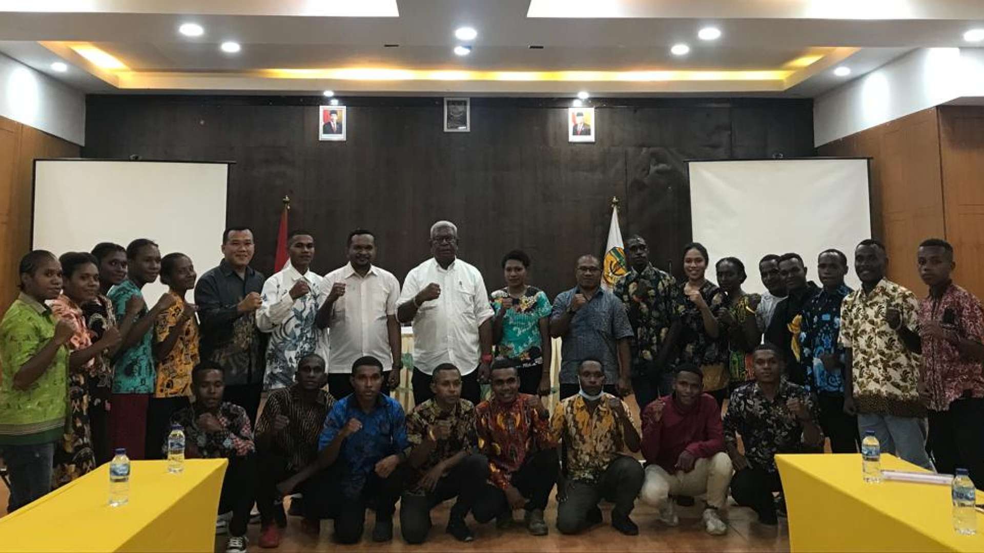 Plt Bupati Mimika Johannes Rettob dan  kepala BKPSDM Ananias Faot bersama peserta bimbingan belajar Selasa (23/1/2023) Foto: Faris/ Papua60detik