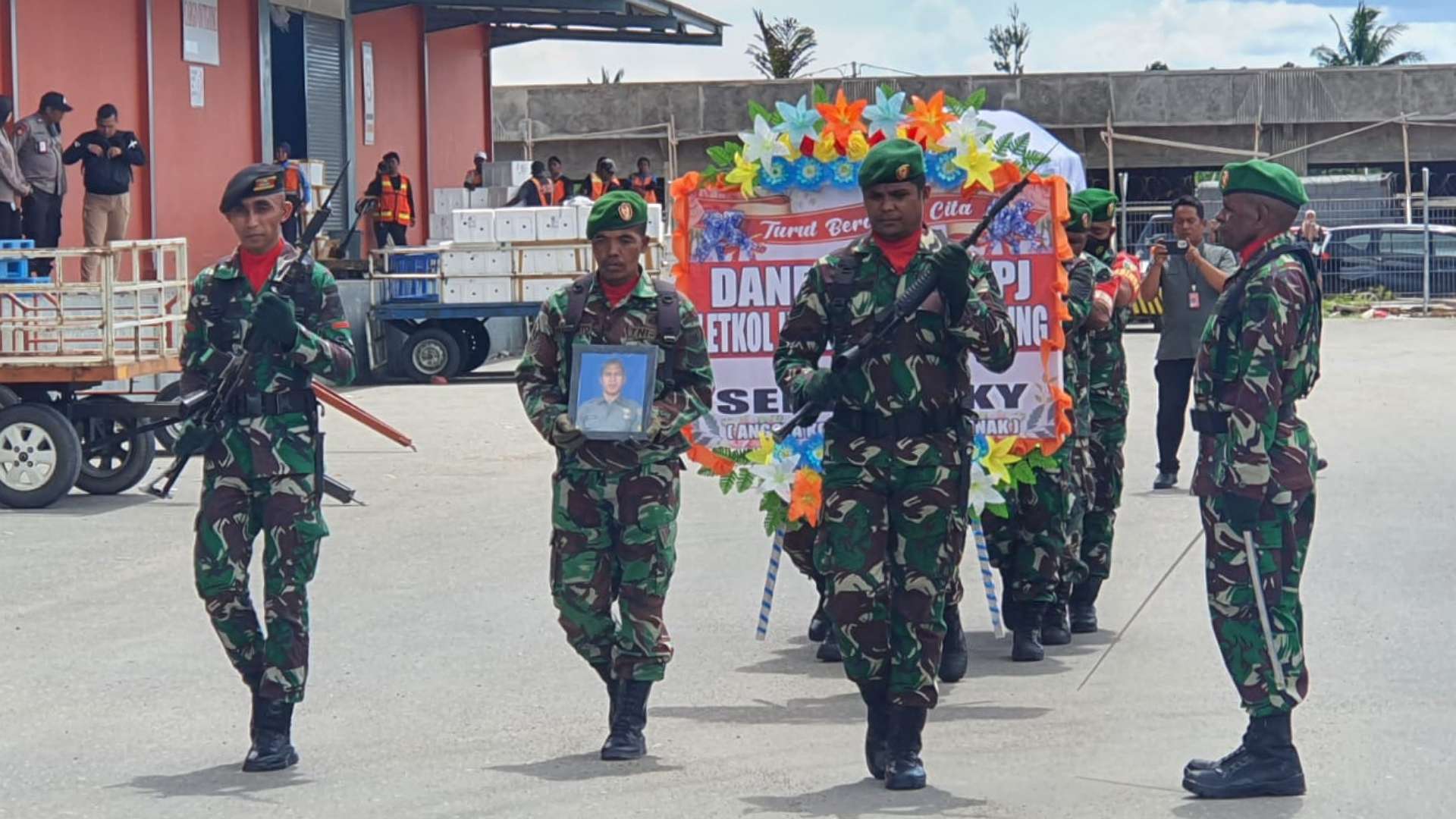 Prosesi upacara pelepasan jenazah Serka Jeki di halaman cargo bandara Mozes Kilangin Timika, Rabu (25/1/2023)  Foto: Amma/ Papua60detik