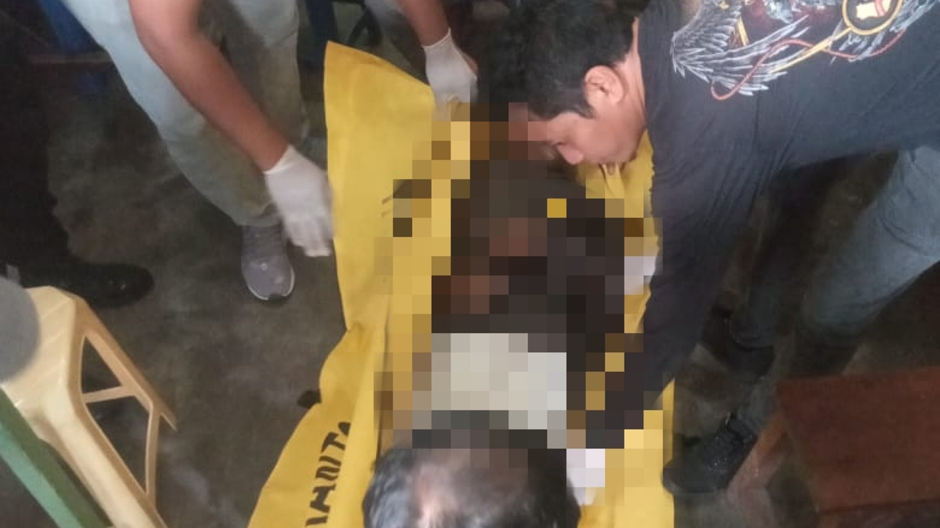 Aparat kepolisian mengevakuasi jasad seorang pendulang yang meninggal dunia di warung bakso, Jalan Ahmad Yani, Gorong-gorong, Sabtu (4/2/2023). Foto: Satreskrim Polres Mimika