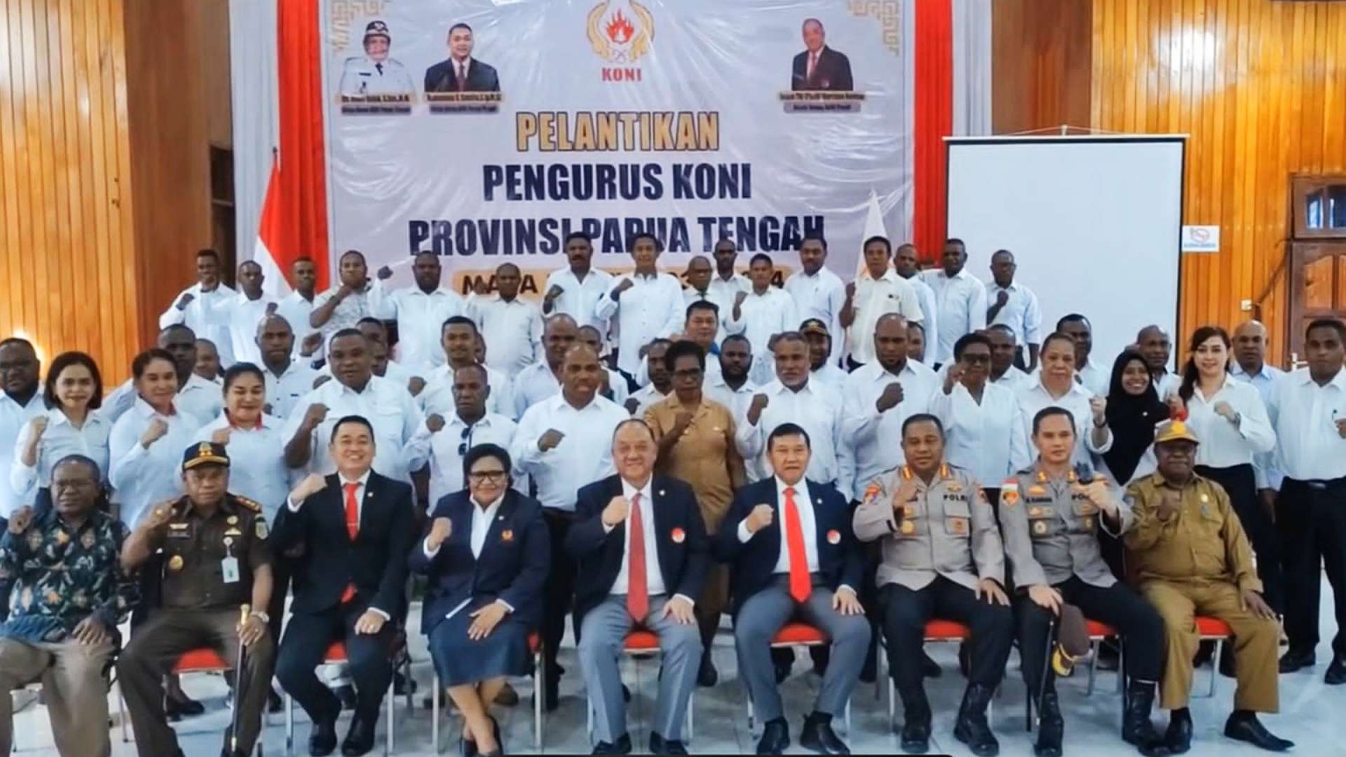 Ketum KONI Pusat Bersama pengurus KONI Provinsi Papua Tengah usai pelantikan, Senin (6/3/2023) Foto: Istimewa