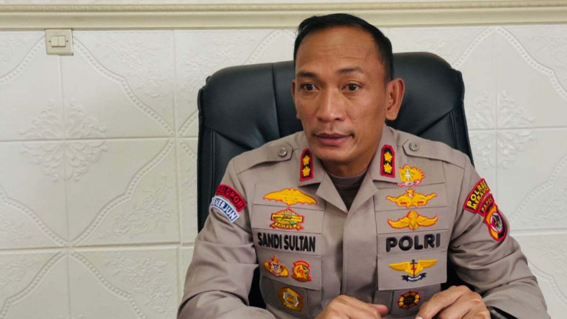 Kapolres Merauke AKBP Sandi Sultan saat diwawancara. Foto : Ami/ Papua60detik
