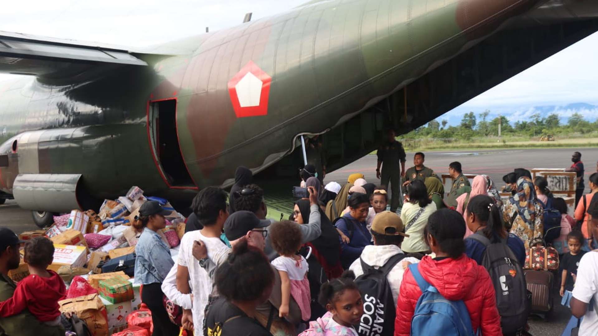 Ratusan warga di Yahukimo berangkat ke Jayapura menggunakan pesawat udara Hercules A-1315 tipe C-130 milik TNI-AU, Kamis (16/3/2023) siang kemarin. Foto: Humas Polda Papua