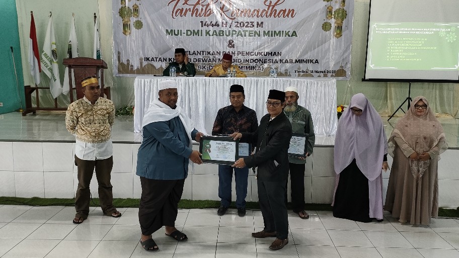 Ketua MUI Mimika, M Amin AR menyerahkan piagam penghargaan kepada pemenang MUI Mimika Award 2023 di Gedung DKM Ar Rahman, Sabtu (18/3/2023). Foto: Burhan/ Papua60detik
