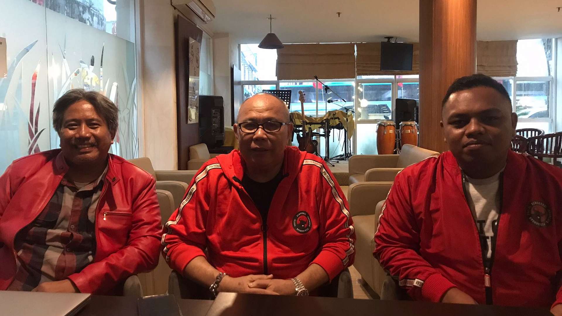 Bendahara Umum, Ketua dan Sekretaris DPC PDIP Mimika: Endro Nuryanto, Yohanis Felix Helyanan dan Alfian Akbar Balyanan pada konferensi pers, Senin (20/3/2023) Foto: Faris/Papua60detik