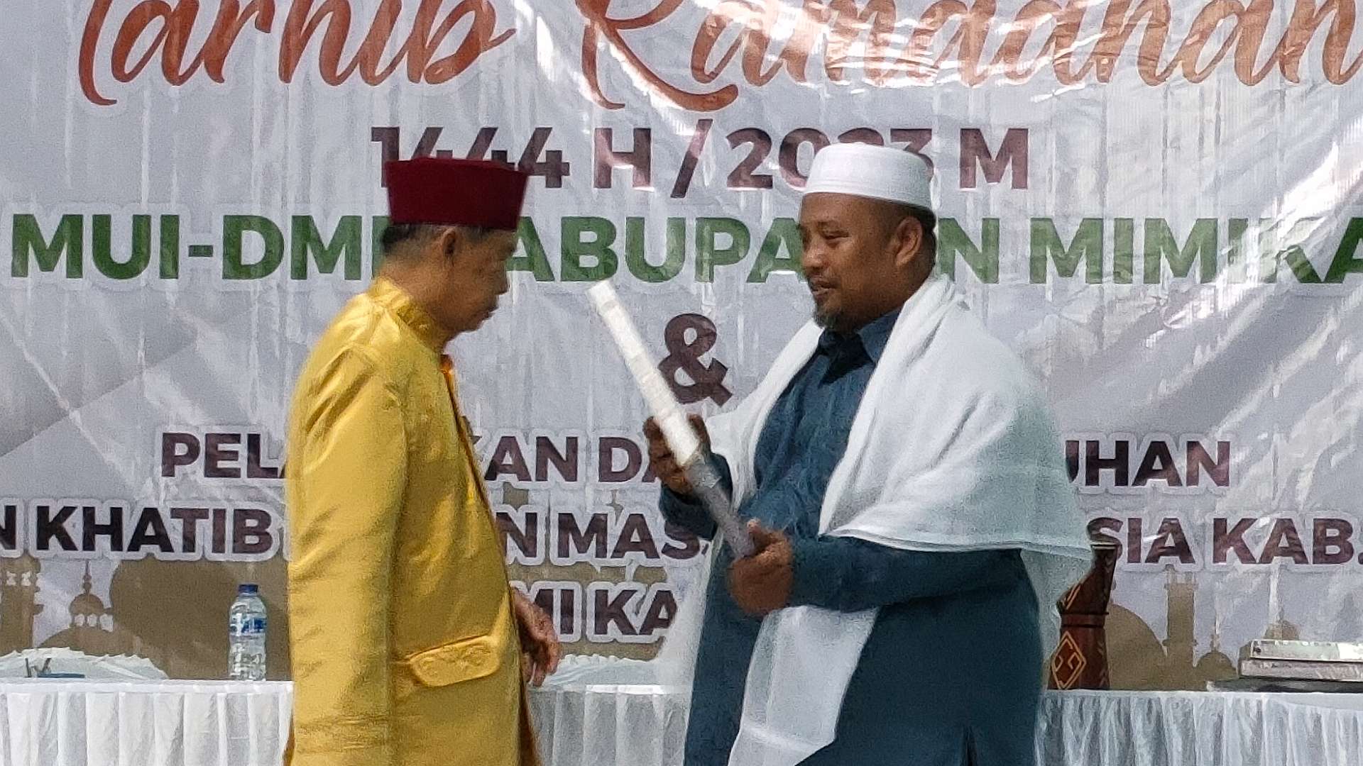 Ketua MUI Mimika, Muhammad Amin AR menerima Al Quran dari Sekum DMI Papua, Amirudin Sabil pada Tarhib Ramadan di Gedung DKM Ar-Rahman Jalan Kartini, Sabtu (18/3/2023). Foto: Dok/ Papua60detik