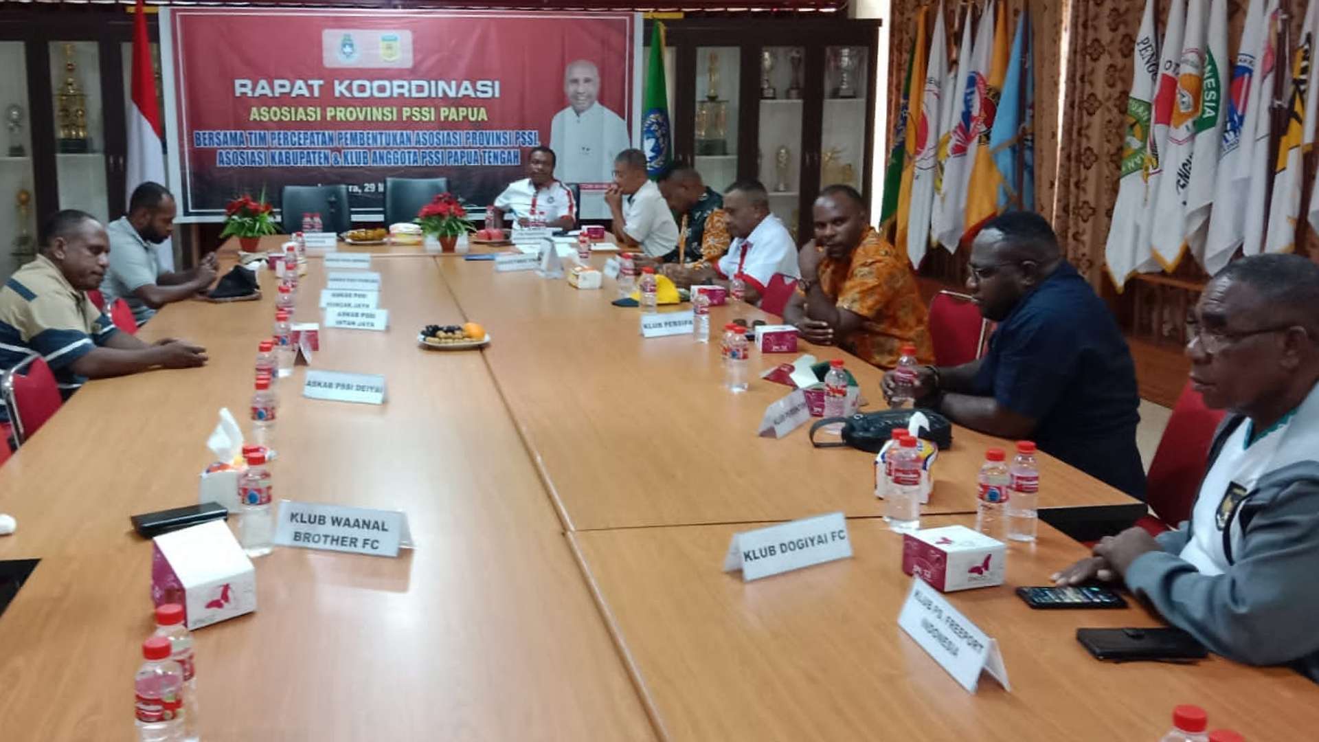 Rapat Koordinasi Tim Percepatan Pembentukan Asprov PSSI Papua Tengah yang berlangsung di Ruang Rapat Asprov PSSI Papua di GOR Waringin Abepura Jayapura, Rabu (29/3/2023). Foto: Istimewa