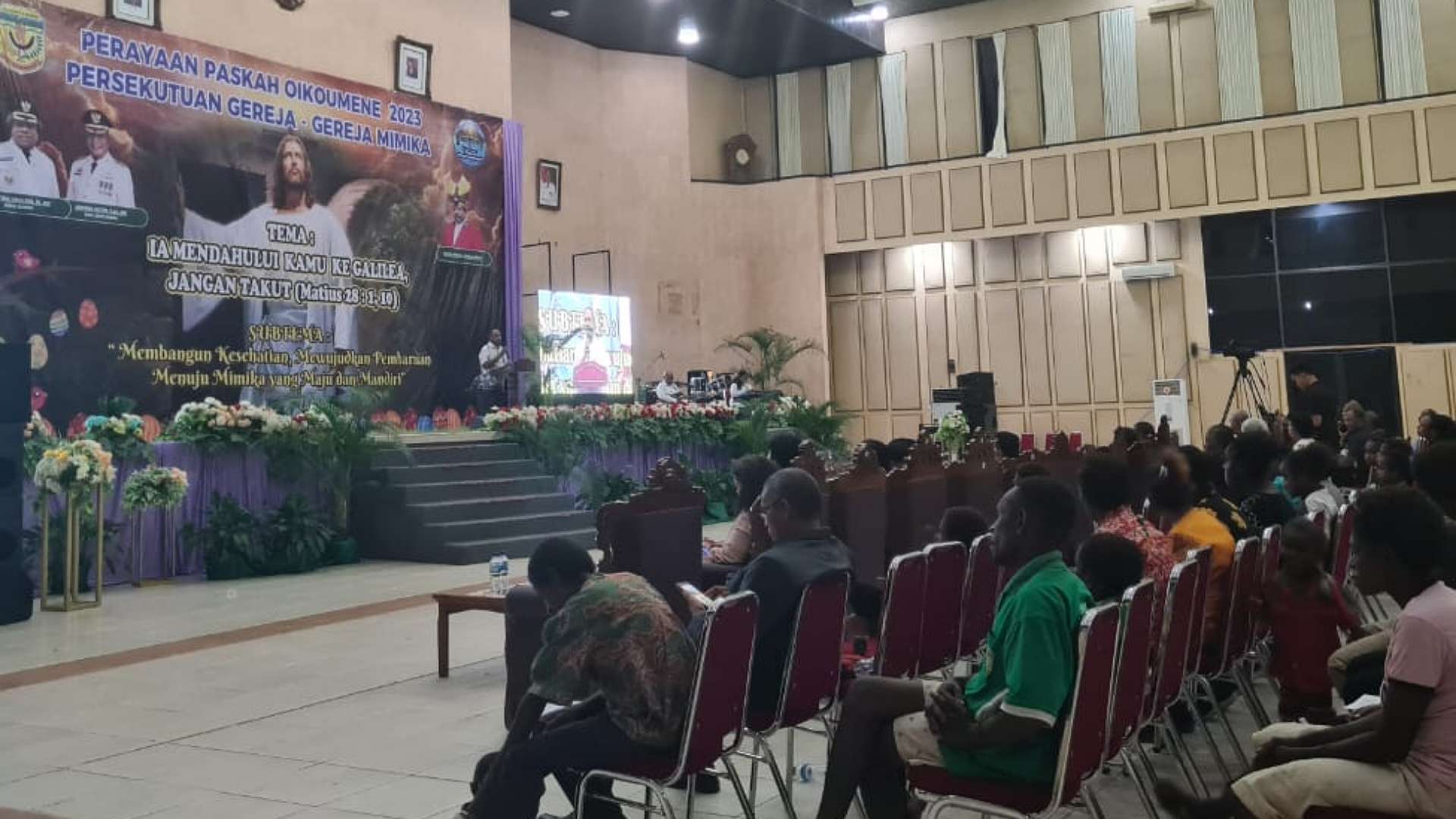 Suasana Ibadah Paskah Oikumene 2023 di Gedung Eme Neme, Senin (10/4/2023) Foto:Faris/Papua60detik