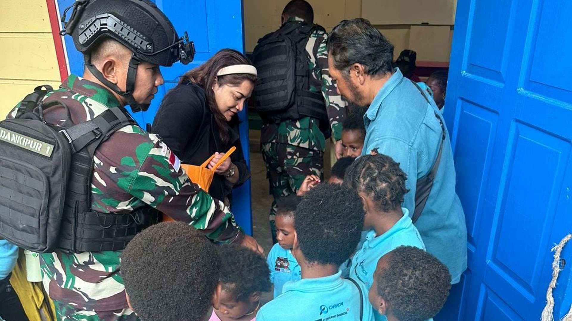 TNI-Polri bersama PT Freeport Indonesia (PTFI) memberikan pendidikan belajar mengajar kepada anak usia dini di Aula Kampung Waa, Banti, Rabu (12/4/2023). Foto; Istimewa