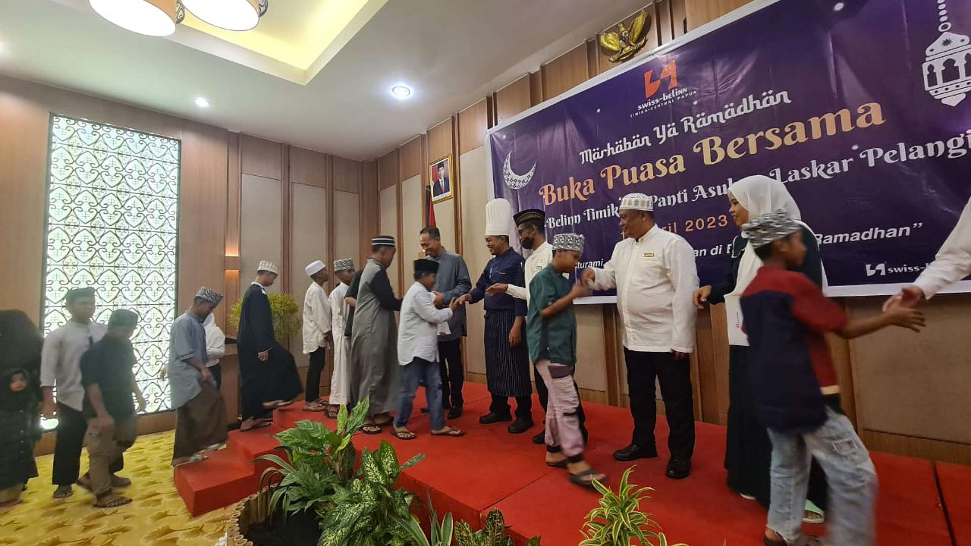 Nalom Sidauruk bersama management Swiss-Bellinn Timika memberikan santunan kepada Anak-anak Panti asuhan Laskar Pelangi pada acara buka puasa besama, Selasa, (18/4/2023).. Foto: Faris/ Papua60detik