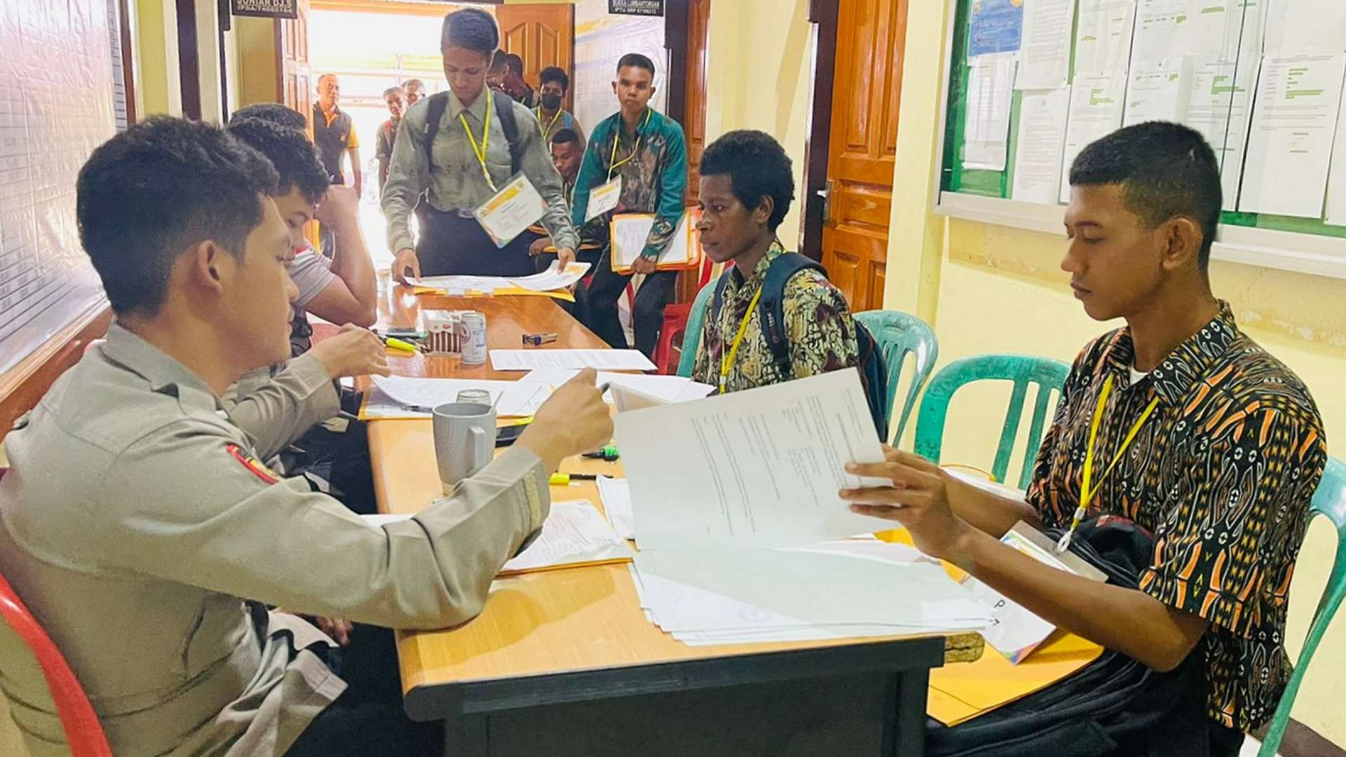 Calon bintara Polri yang sedang mengikuti seleksi administrasi awal . Foto: Ami/ Papua60detik