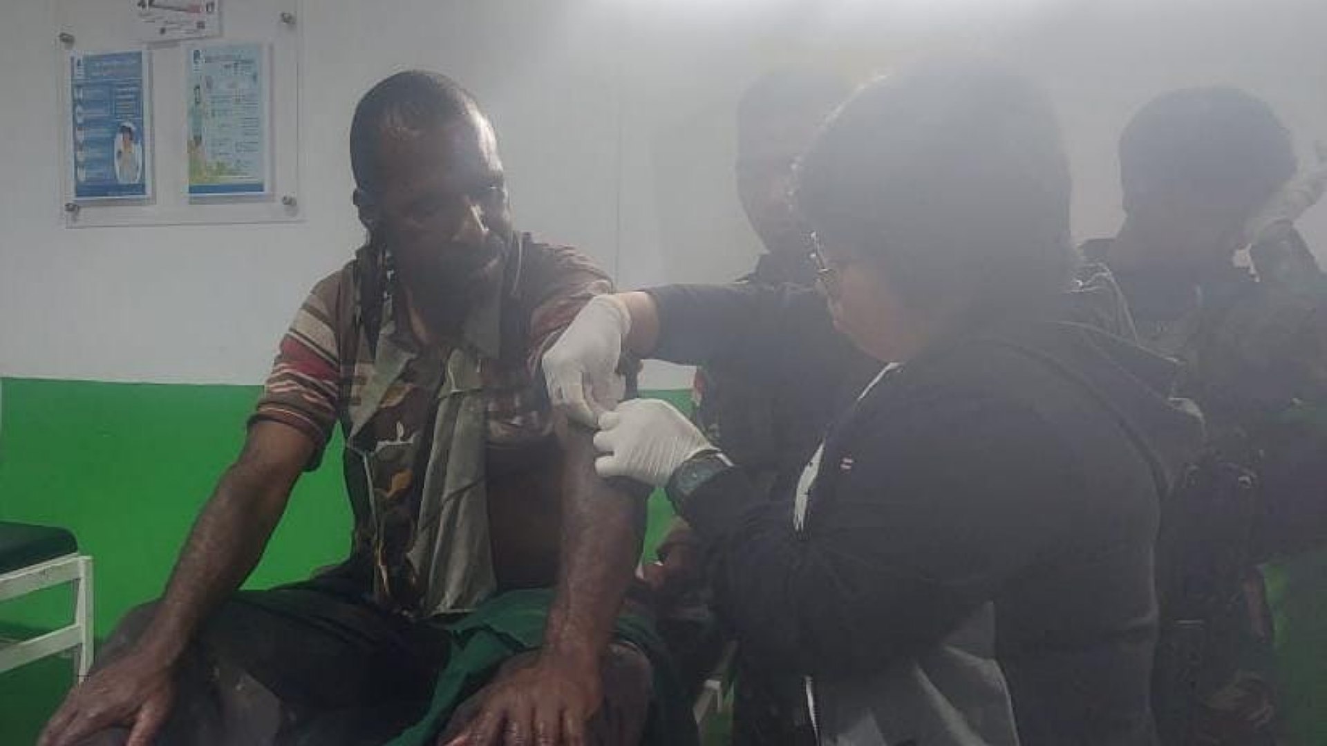 Seorang warga mendapat perawatan medis usai terkena rekoset dalam kontak tembak di Sinak, Kabupaten Puncak, Jumat (5/5/2023). Foto: Istimewa