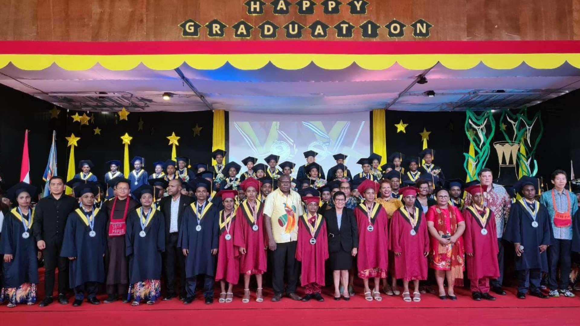 Siswa SD dan SMP bersama Guru-Guru SATP,  Ketua Umum YPL, Perwakilan YPMAK, Pemerintah Kabupaten Mimika dan tamu undangan, Foto: Faris/Papua60detik