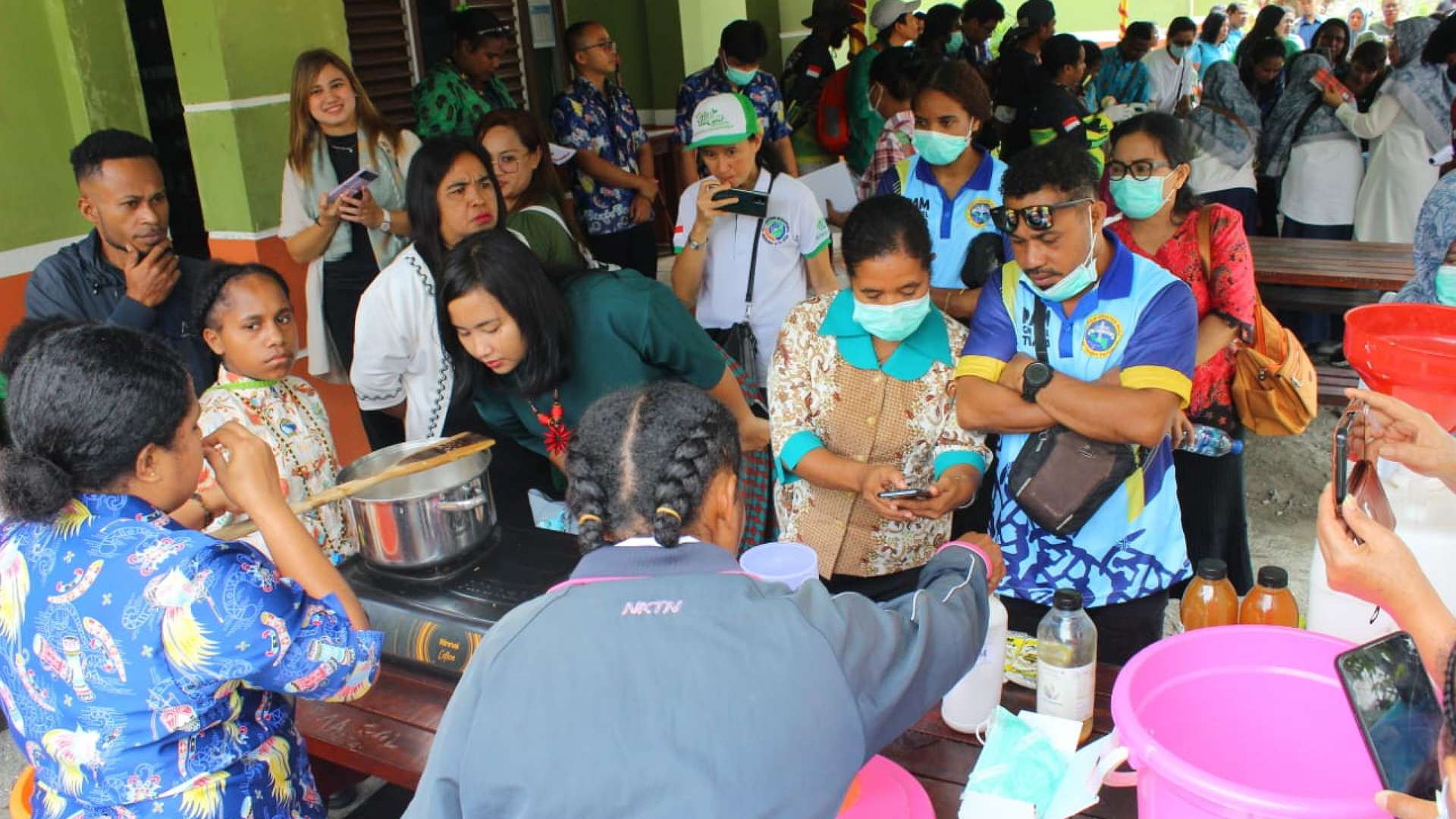 Peserta sedang mengikuti proses pembuatan sabun mandi dengan metode eko-enzime, Rabu (31/5/2023). Foto: Faris/ Papua60detik