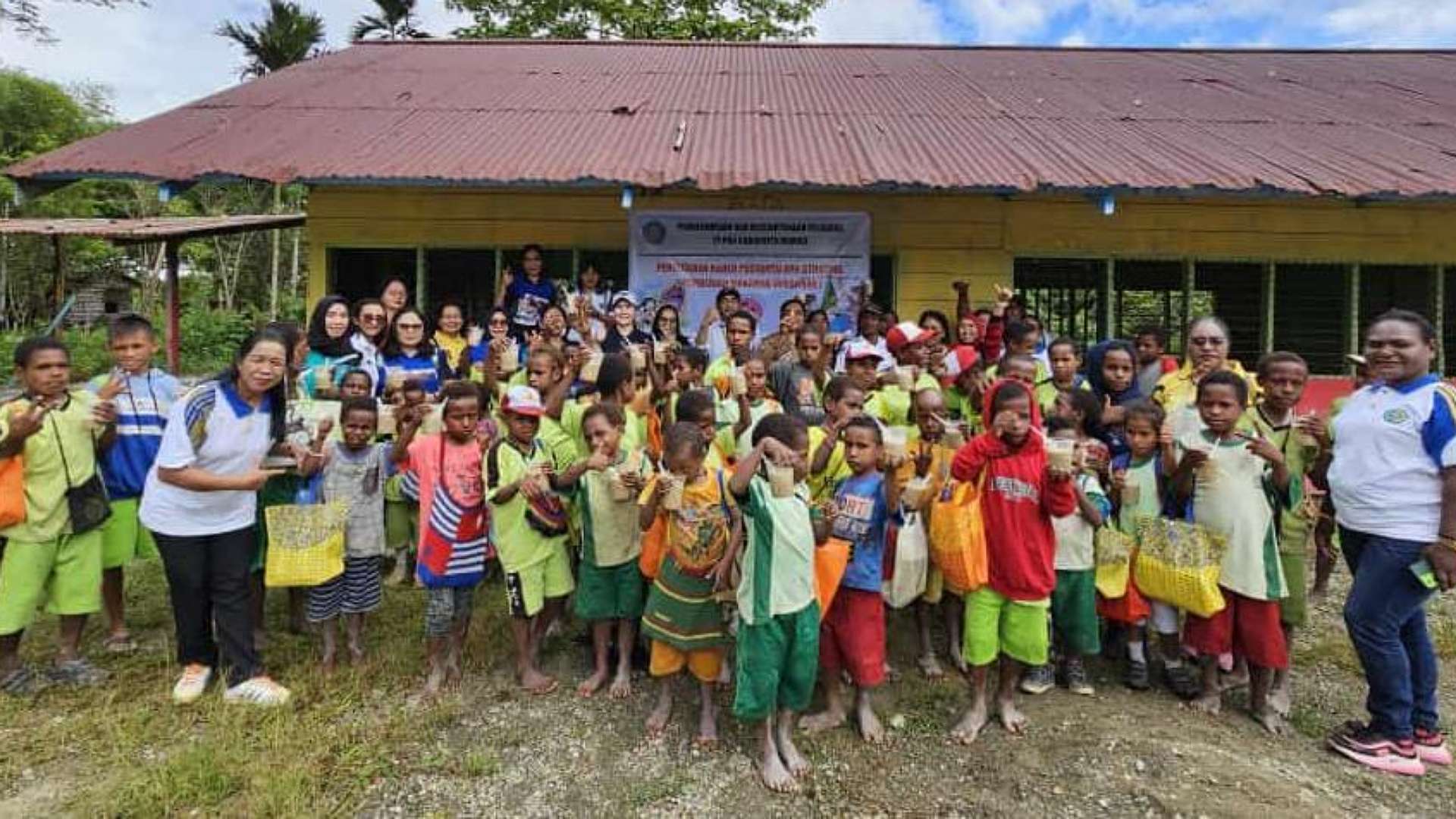 TP-PKK Mimika bersama anak-anak Kampung Mandiri Jaya. Foto: Eka/ Papua60detik