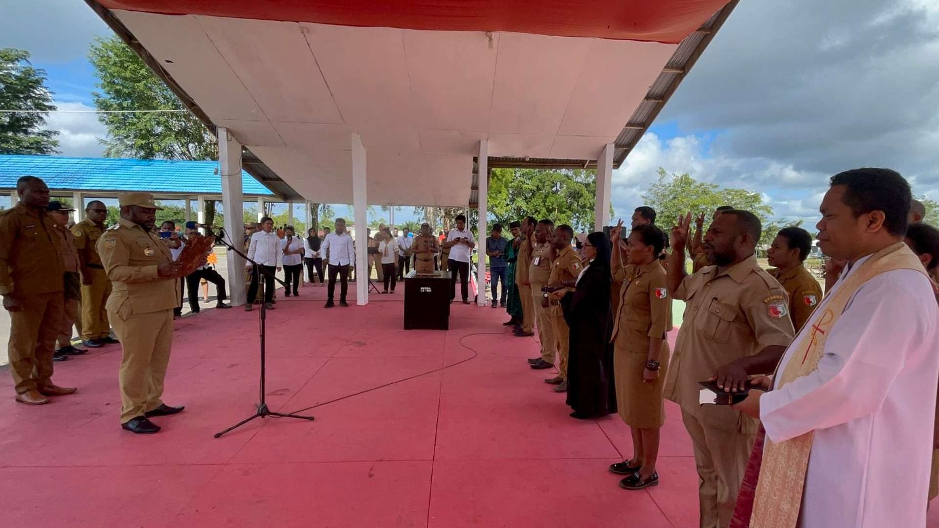 Bupati Boven Digoel, Hengki Yaluwo mengukuhkan 4 auditor dan 12 pengawas. Foto: Ami/ Papua60detik