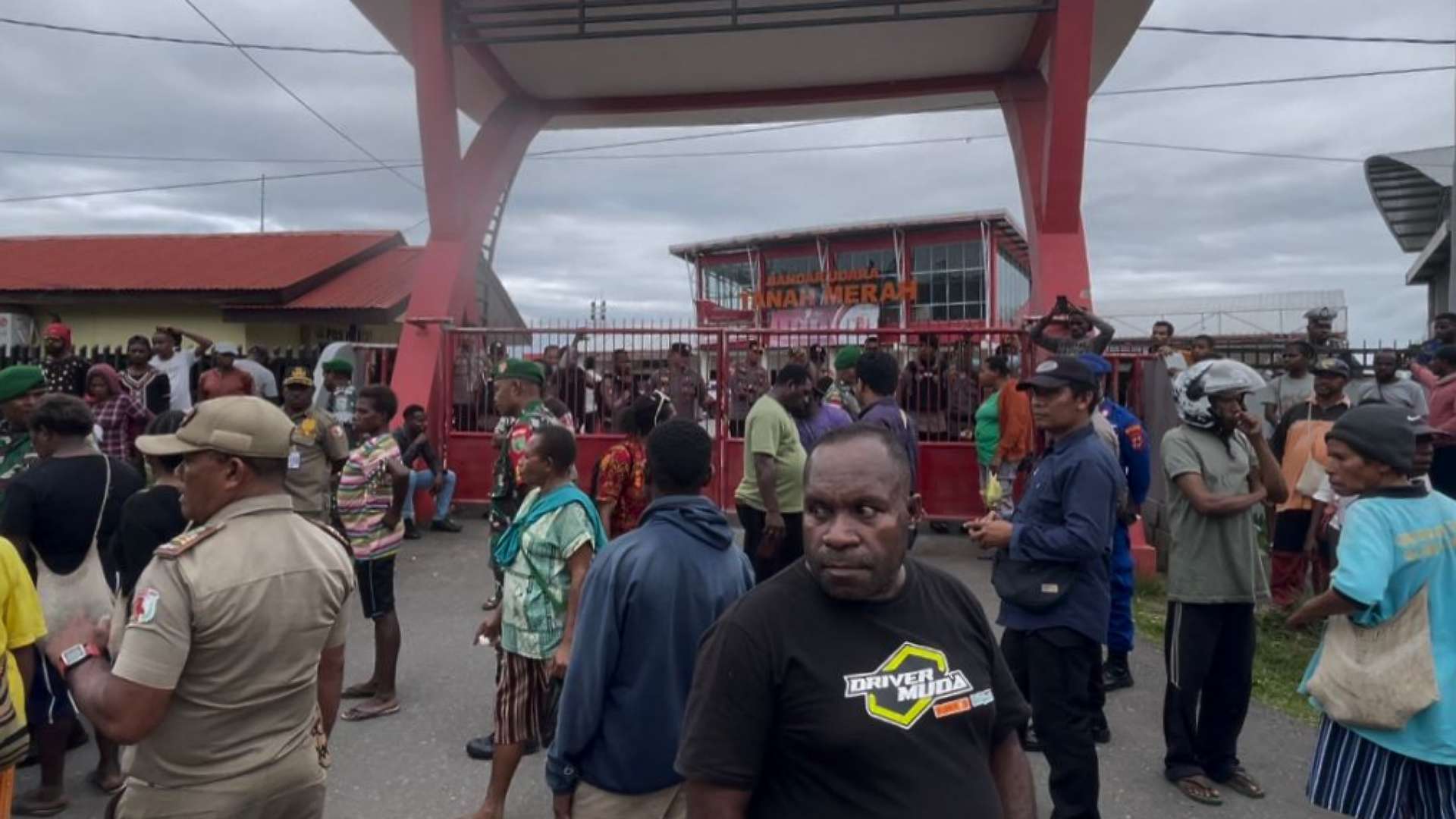 Ratusan masyarakat yang melakukan aksi spontanitas di bandara Boven Digoel, Selasa (20/6/2023). Foto:Ami/ Papua60detik