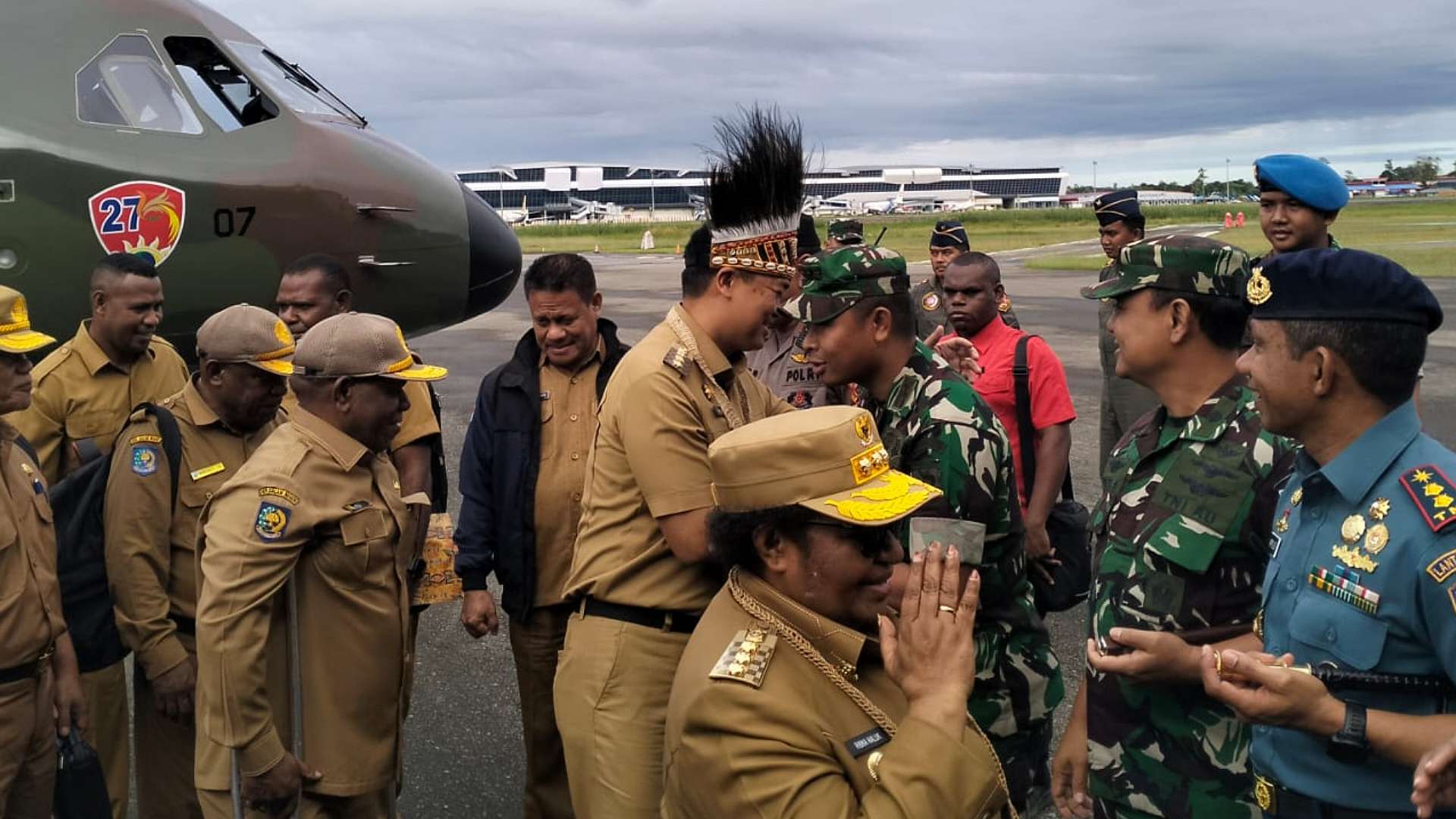 Pj Gubernur Papua Tengah Ribka Haluk bersama Pj Bupati Mimika Valentinus Sudarjanto Sumito tiba di Terminal Bandara Mozes Kilangin, Senin (26/6/2023)  Foto: Istimewa