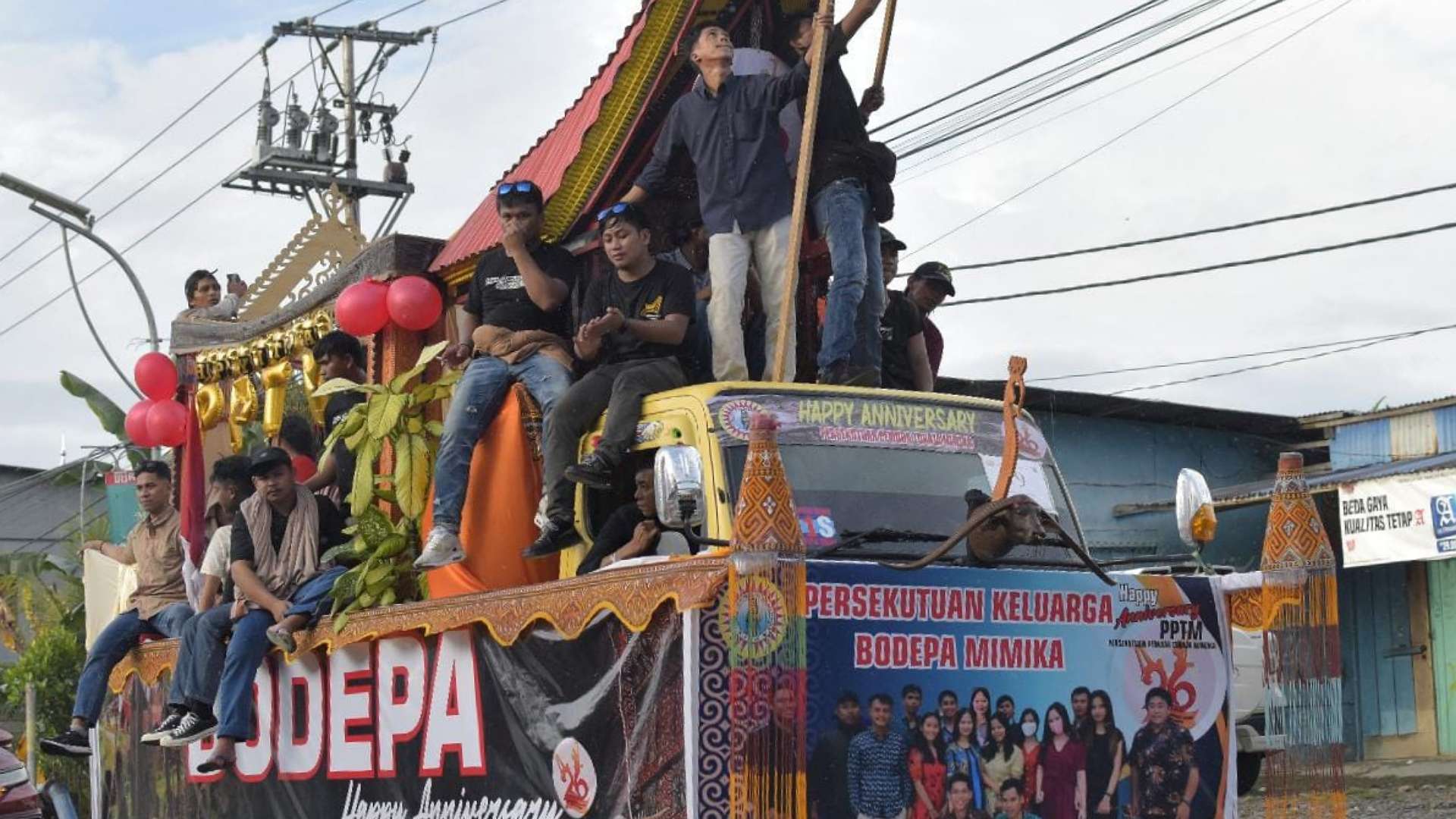 Peserta lomba mobil hias dari Persekutuan Bodepa, Senin (26/6/2023).  Foto: Eka/ Papua60detik