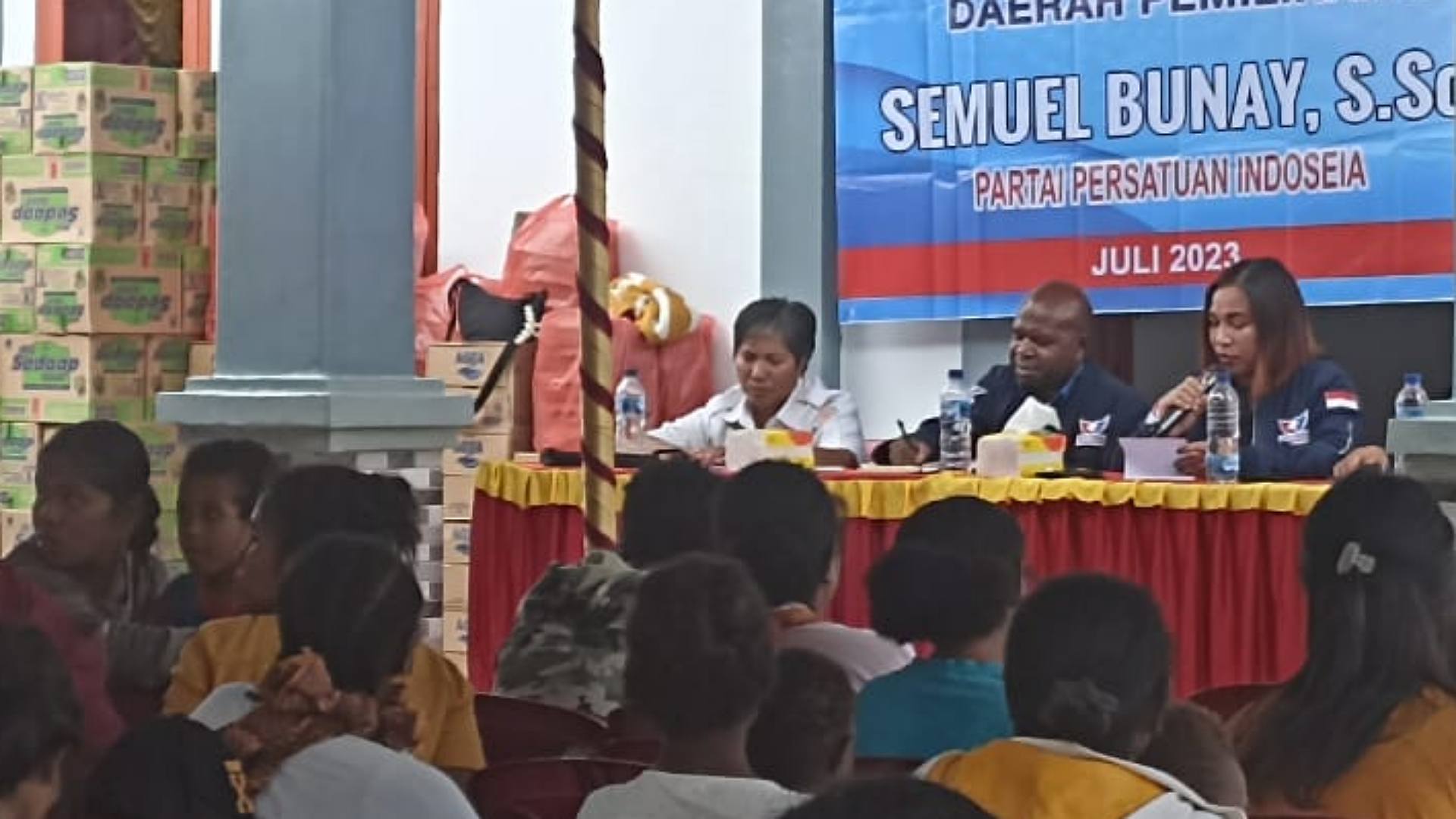 Anggota DPRD Mimika, Samuel Bunai menerima usulan dan aspirasi warga dalam Reses Tahap II di Kelurahan Perintis, Distrik Mimika Baru, Rabu (5/7/2023). Foto: Eka/ Papua60detik