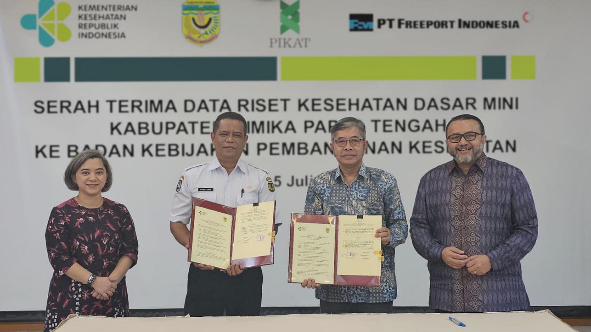 Kadinkes Mimika Reynold Ubra menyerahkan Riskesda 2022 kepada Kepala BKPK Kemenkes, Syarifah Liza Munira, Rabu (5/7/2023). Foto: Diskominfo Mimika