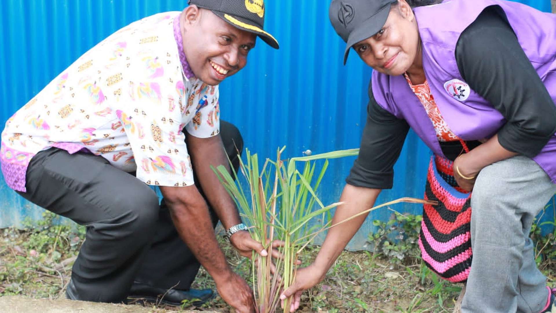 Kepala Kelurahan Karang senang bersama kader malaria dan SSR Santo Petrus sebelum melakukan penanaman serai merah, Kamis (6/5/2023). Foto: Faris/Papua60detik