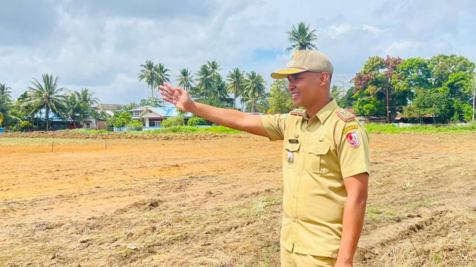 Lurah Karang Indah Merauke, Willibrodus Sabon Duran meninjau Lapangan Jawa. Foto:Ami/ Papu60detik