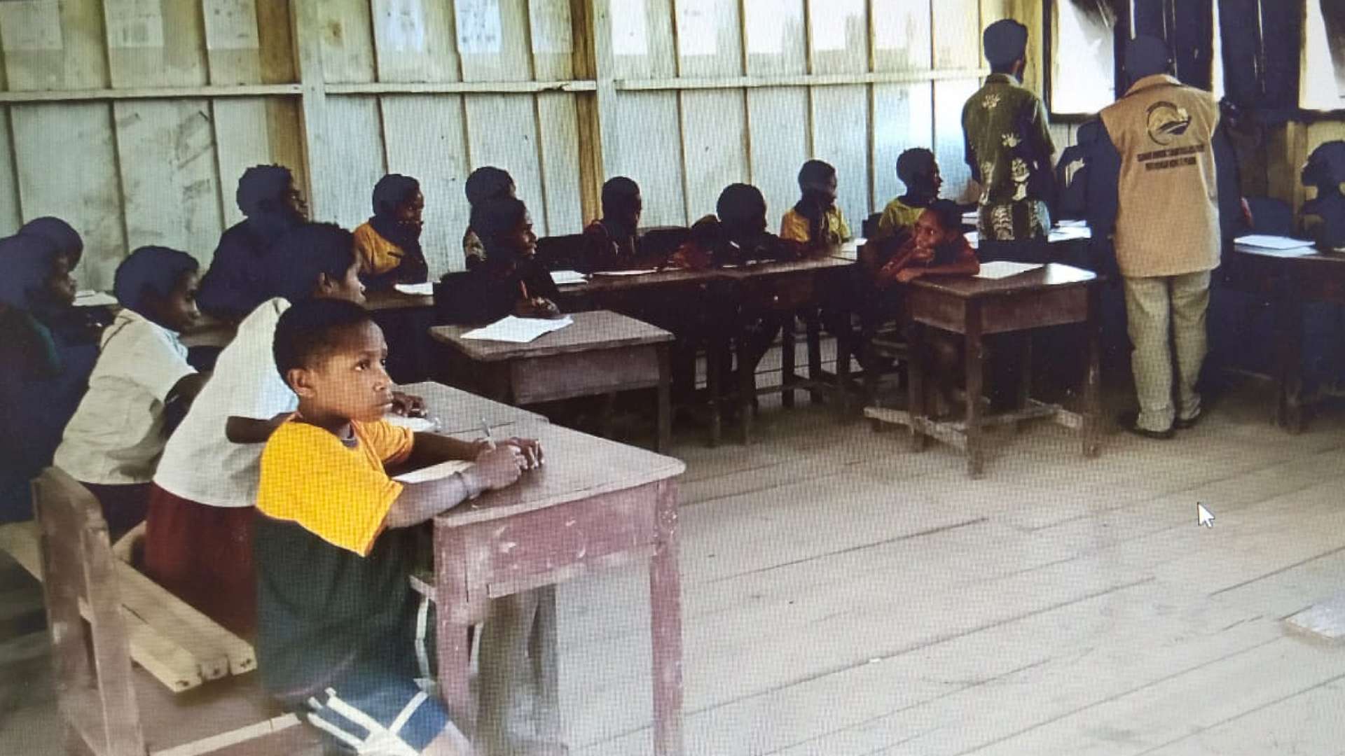 Kegiatan belajar mengajar Sekolah Dasar (SD) di Distrik Alama, Mimika. Foto: Istimewa