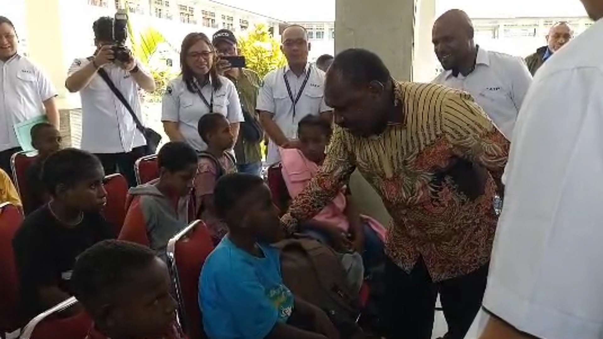 Bupati Puncak Willem Wandik dan anggota DPRD Puncak studi banding di Sekolah Asrama Taruna Papua (SATP), Senin (17/7/2023). Foto: Eka/ Papua60detik