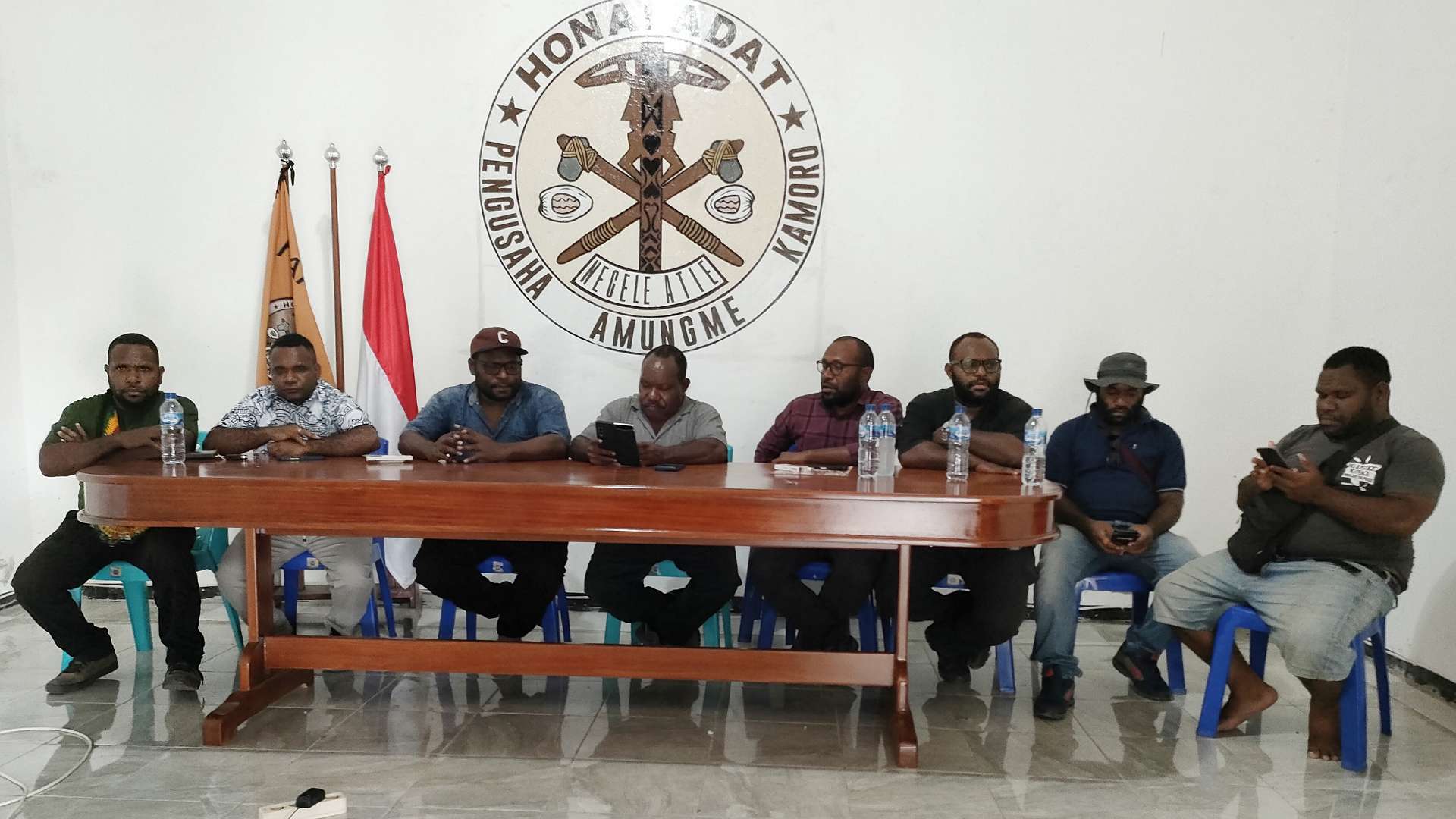 Pengurus Honai Adat Pengusaha Amungme Kamoro (HAPAK) konferensi pers di sekretariatnya, Jalan Yos Sudarso Timika, Rabu (19/7/2023). Foto: Burhan/ Papua60detik