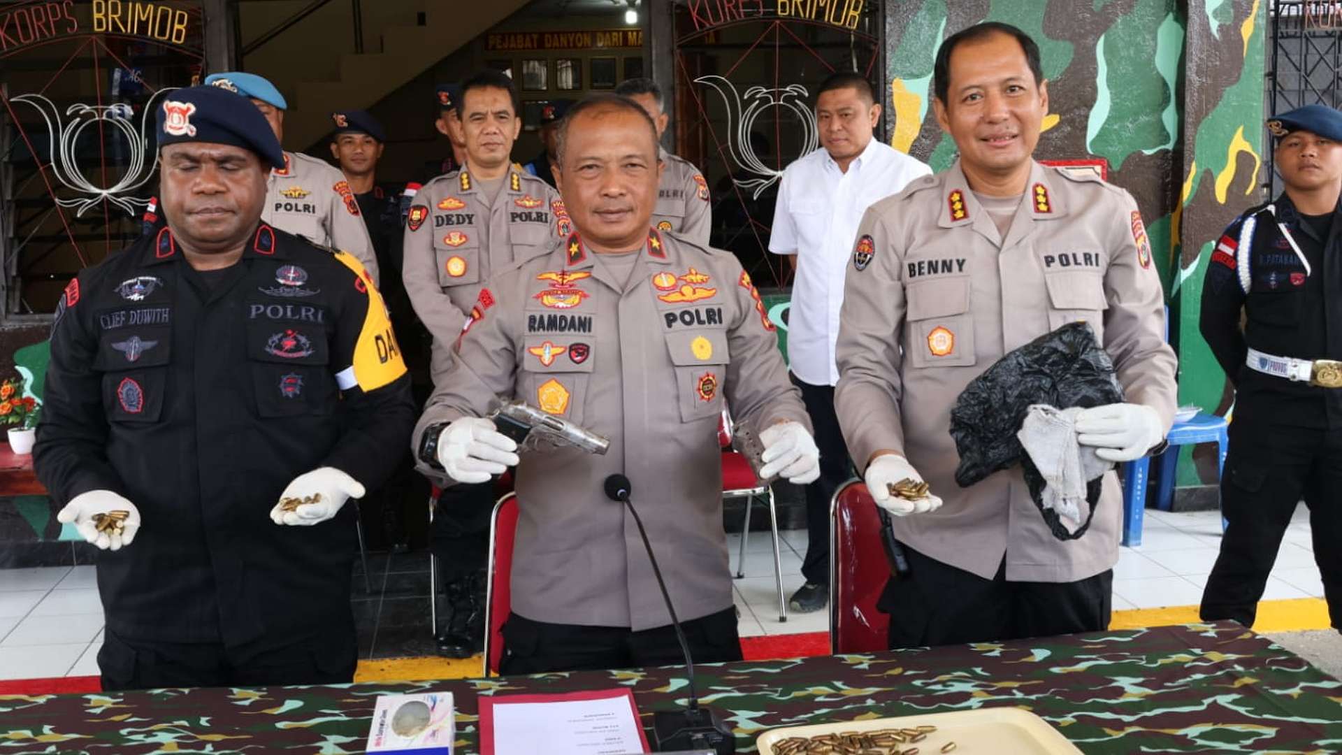 Konferensi pers penemuan senpi jenis pistol dan amunisi di Markas Brimobda Papua, Senin (24/7/2023). Foto: Humas Polda Papua