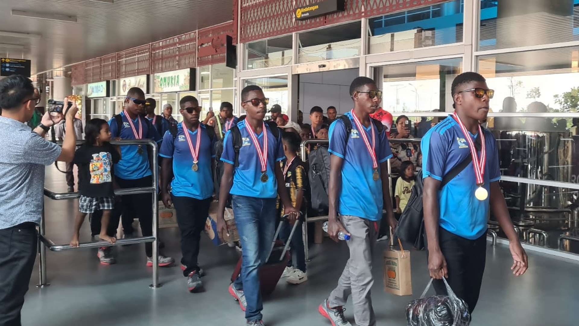 Siswa Sekolah Asrama Taruna Papua (SATP) tiba di Bandara Mozes Kilangin, Kamis (27/7/2023). Foto: Faris/ Papua60detik