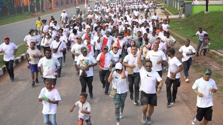Pj Bupati Mappi, Michael R Gomar color run bersama warga menyongsong HUT ke-78 RI, Selasa (1/8/2023). Foto: Humas Pemkab Mappi