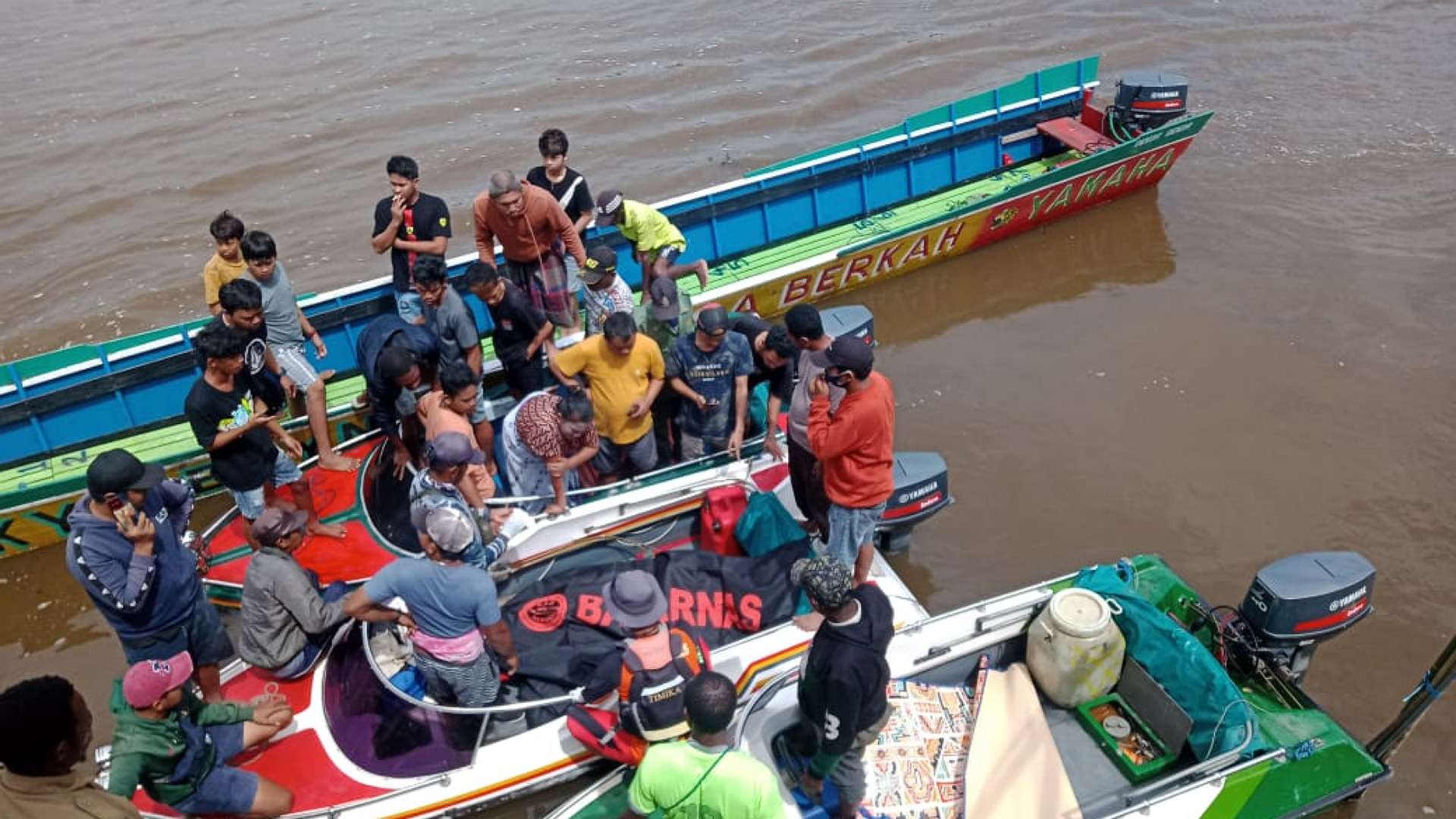 Tim SAR Gabungan, Minggu (6/8/2023), mengevakuasi jenazah Amirudin yang jatuh dari speed boat. Foto: Humas SAR Timika
