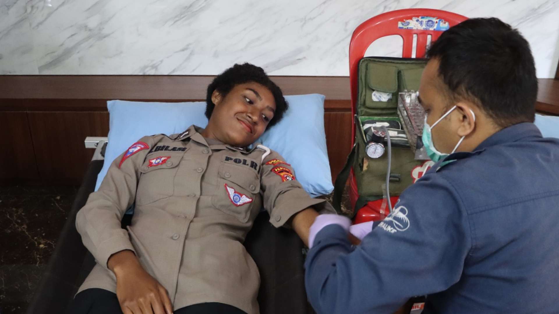 Polwan Polres Merauke saat melakukan donor darah, Rabu (9/8/2023). Foto: Istimewa