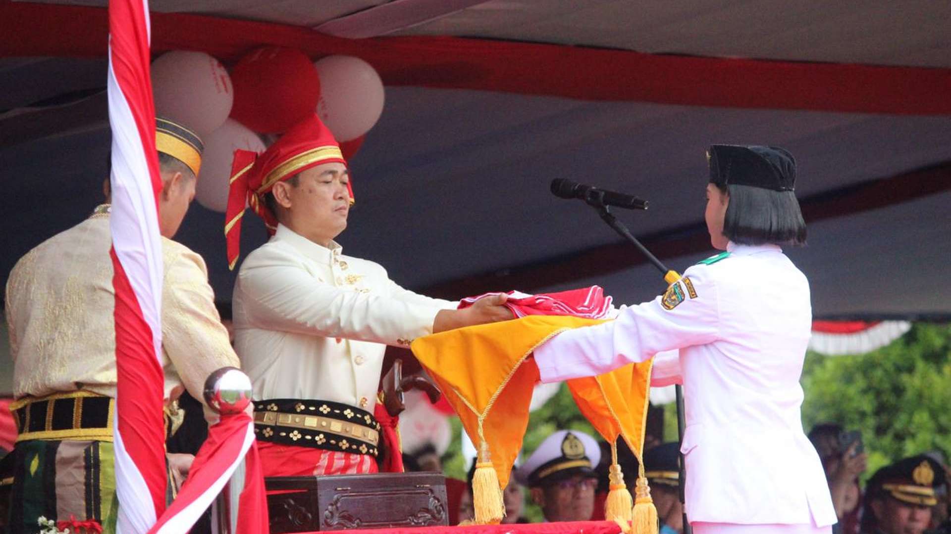 Pj Bupati Mimika Valentinus Sudarjanto Sumito menyerahkan bendera ke anggota Paskibra pada upacara HUT RI Kamis (17/8/2023). Foto: Faris/ Papua60detik