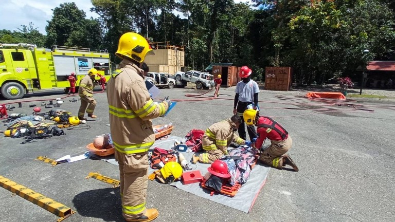 Tim EP&R PTFI melakukan cek peralatan di Kuala Kencana sebagai persiapan mengikuti Kompetisi IFRC ke-20 di Banjarmasin. Foto: Corpcom PTFI