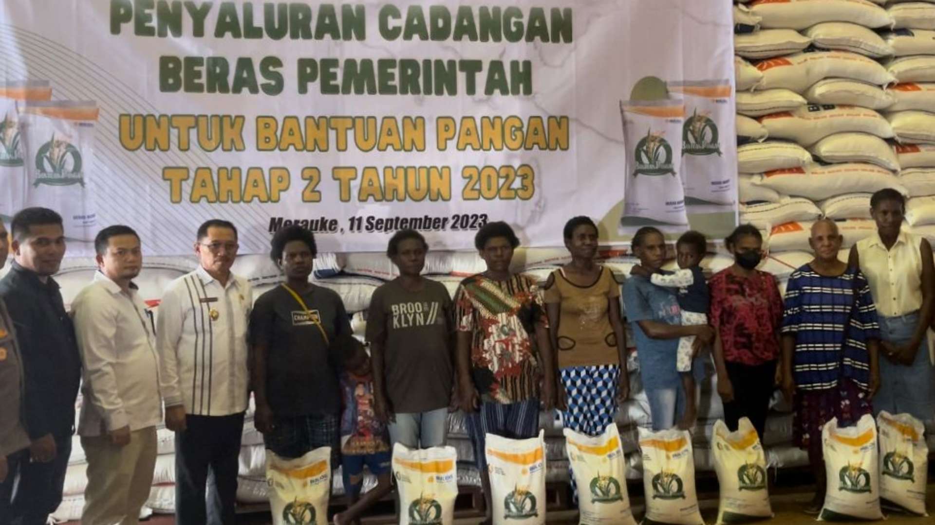 Kepala Bulog Merauke, Firman Mando saat memberikan bantuan beras secara simbolis. Foto:Ami/ Papua60detik