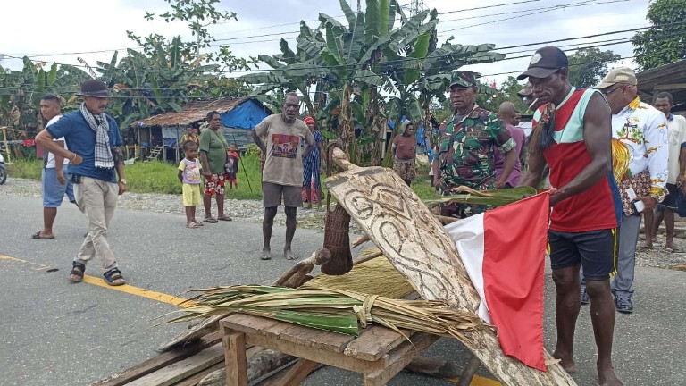 Pemalangan di Mimika Timur, Kamis (14/9/2023).  Foto: Eka/ Papua60detik