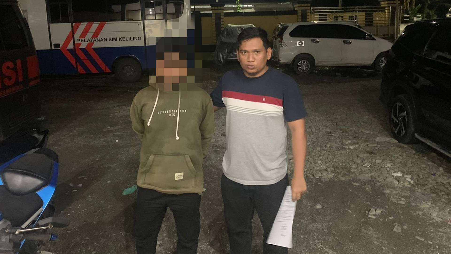 Polisi tangkap ST (blur), oknum pengasuh asrama Ponpes yang diduga sodomi anak di bawah umur. Foto: Istimewa