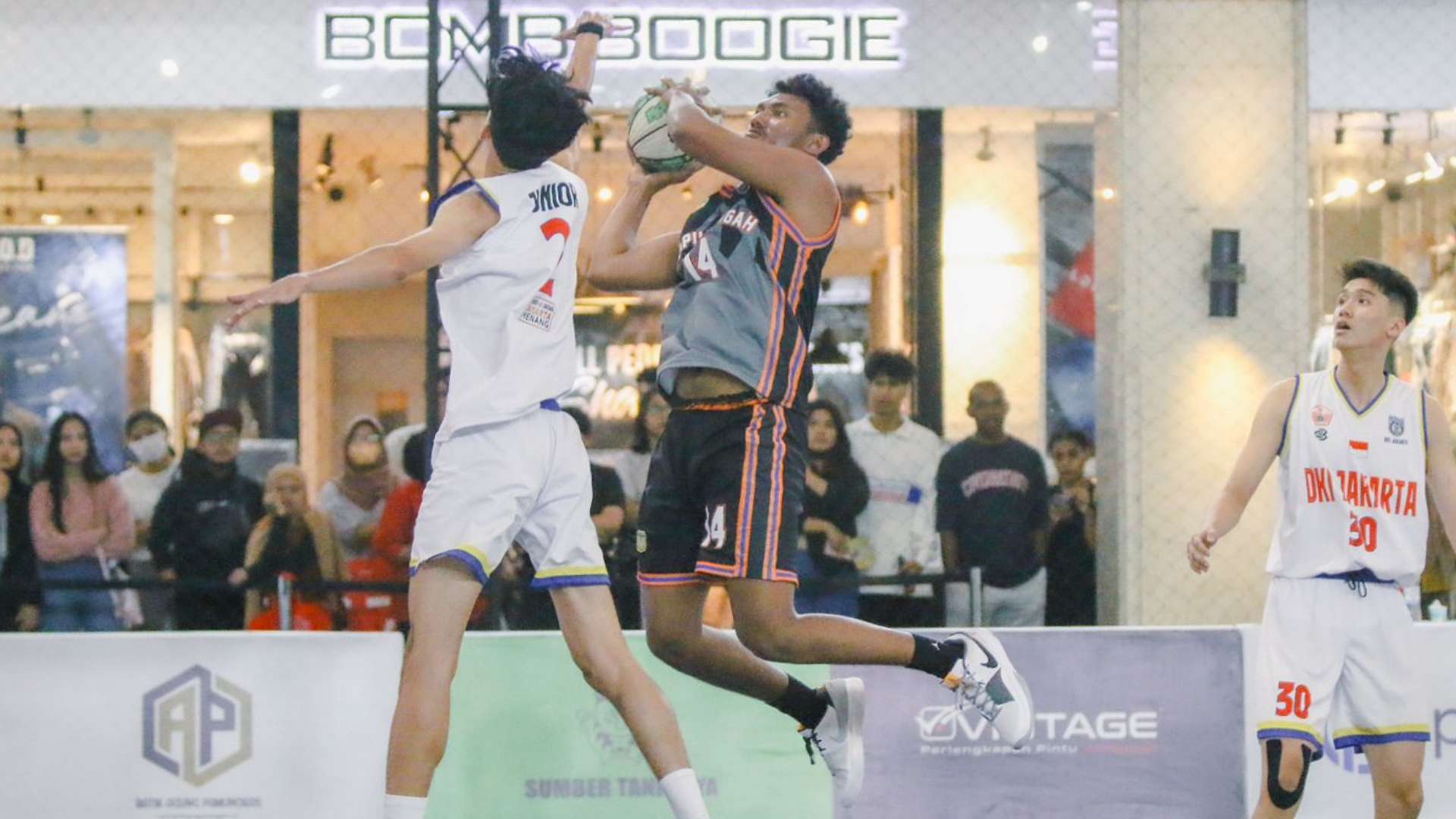 Pemain Basket 3x3 Papua Tengah, Miguel Angello saat berhadapan dengan DKI Jakarta pada Babak Kualifikasi PON di Yogyakarta, Kamis malam (21/9/2023). Foto: Joe Situmorang/Papua60Detik