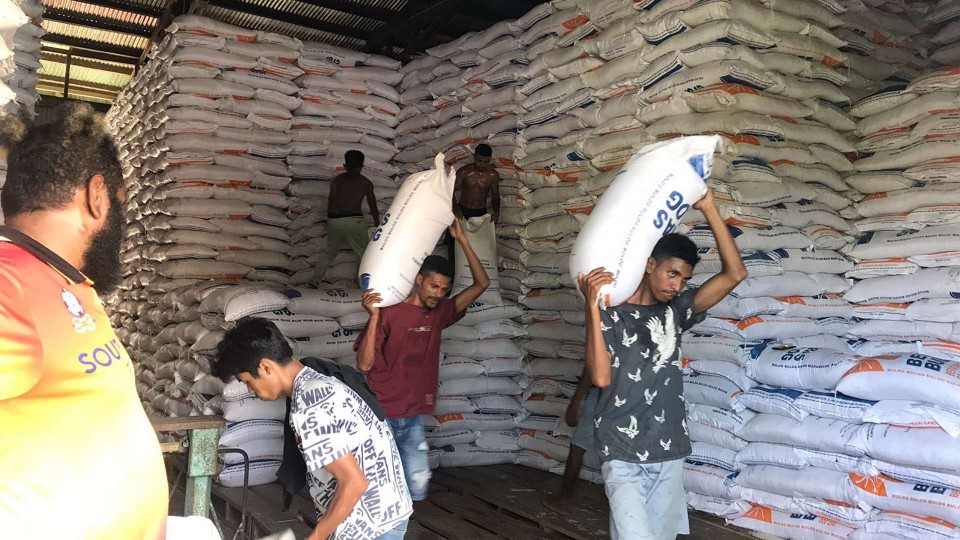 Aktivitas di gudang Bulog Timika. Foto: Faris/ Papua60detik