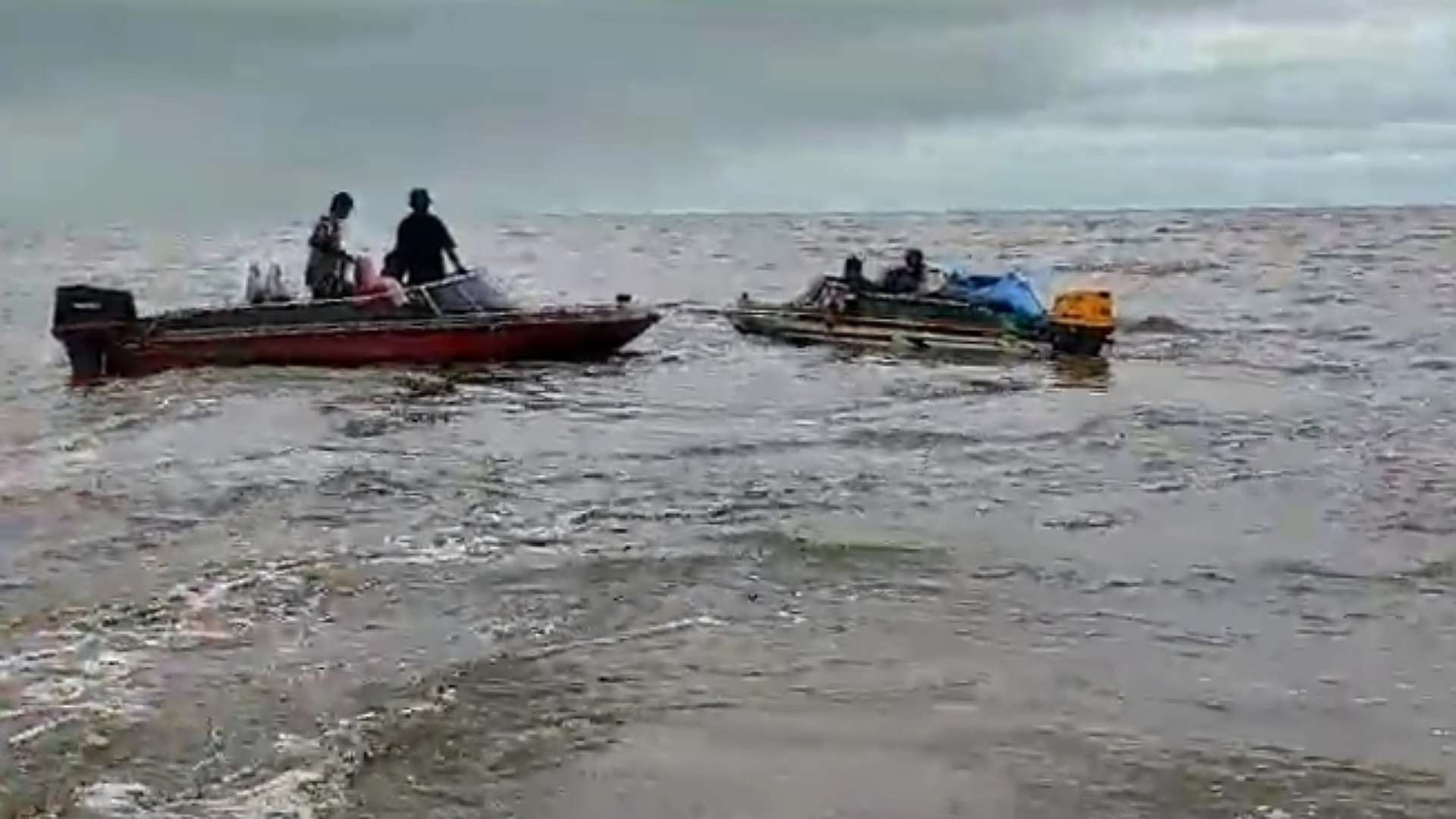 Tim SAR Gabungan Timika menemukan speed boat bermuatan sayuran di sekitar Perairan Pulau Tiga, Kamis (28/9/2023). Foto: Humas SAR Timika