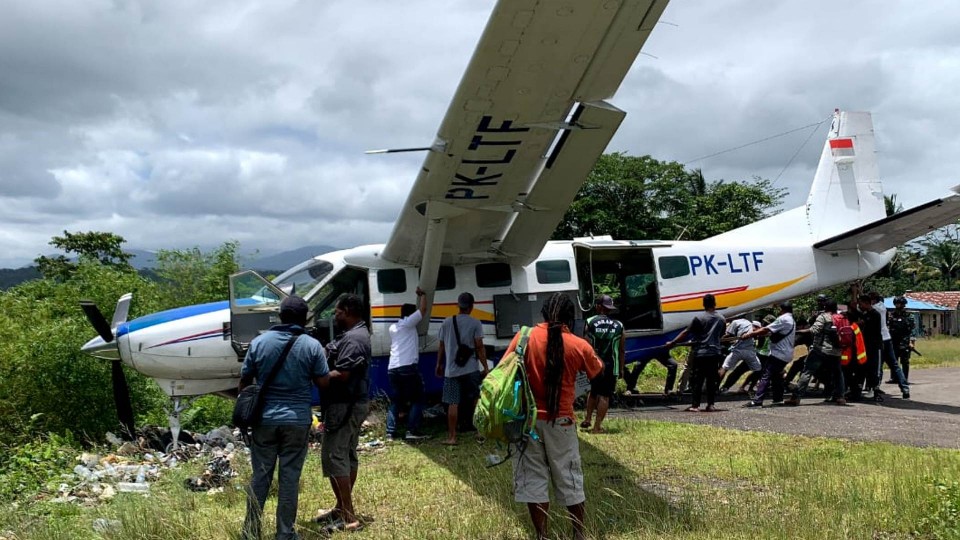Pesawat Asian One PK LTF mengalami kecelakaan saat landing di bandara Kenyam, Kabupaten Nduga, Papua Pegunungan, Senin (9/10/2023) sekitar pukul 12.15 WIT. Foto: Istimewa