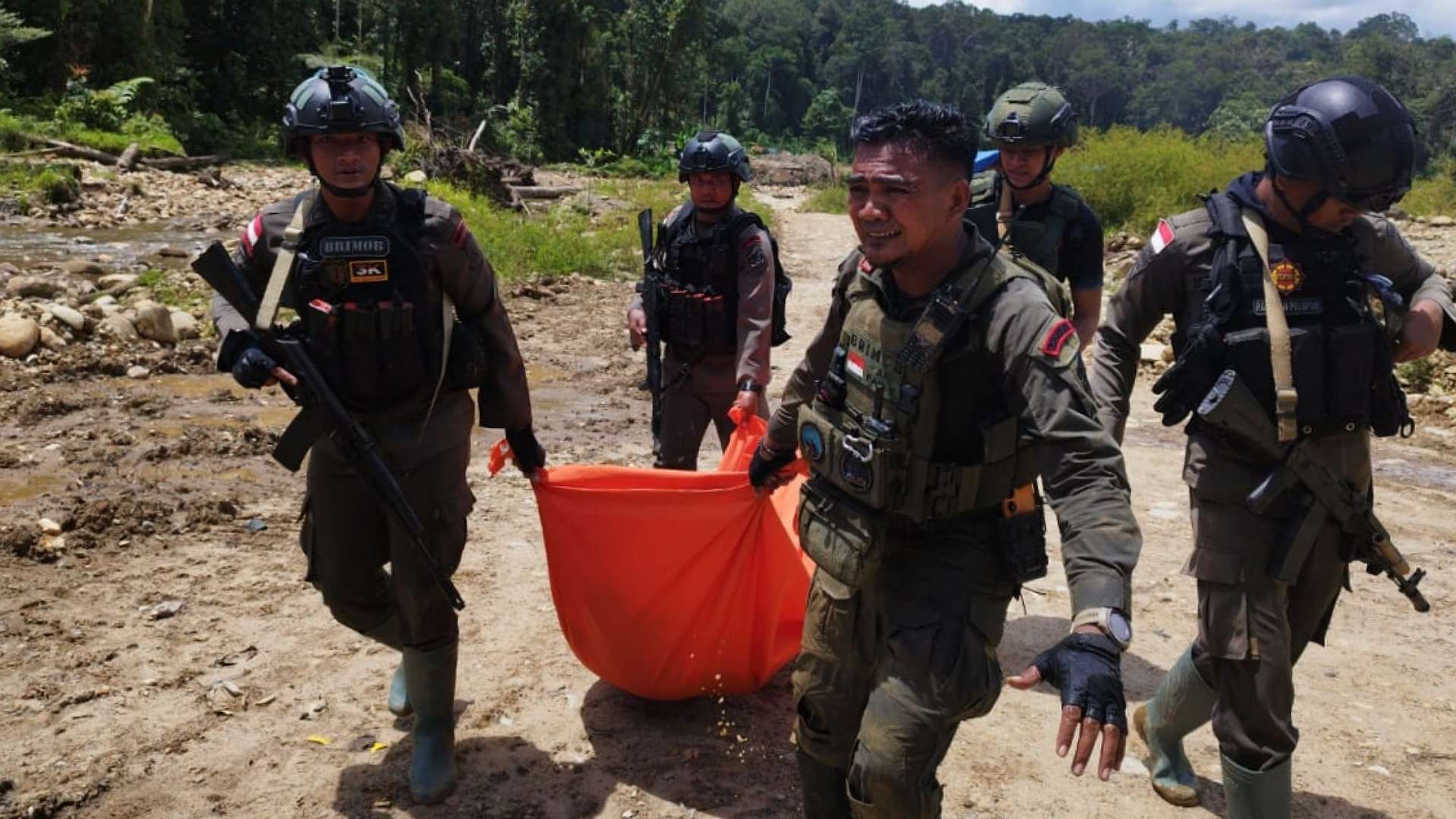 Proses evakuasi jenazah pendulang korban serangan KKB di Yahukimo, Selasa (17/10/2023). Foto: Satgas Damai Cartenz