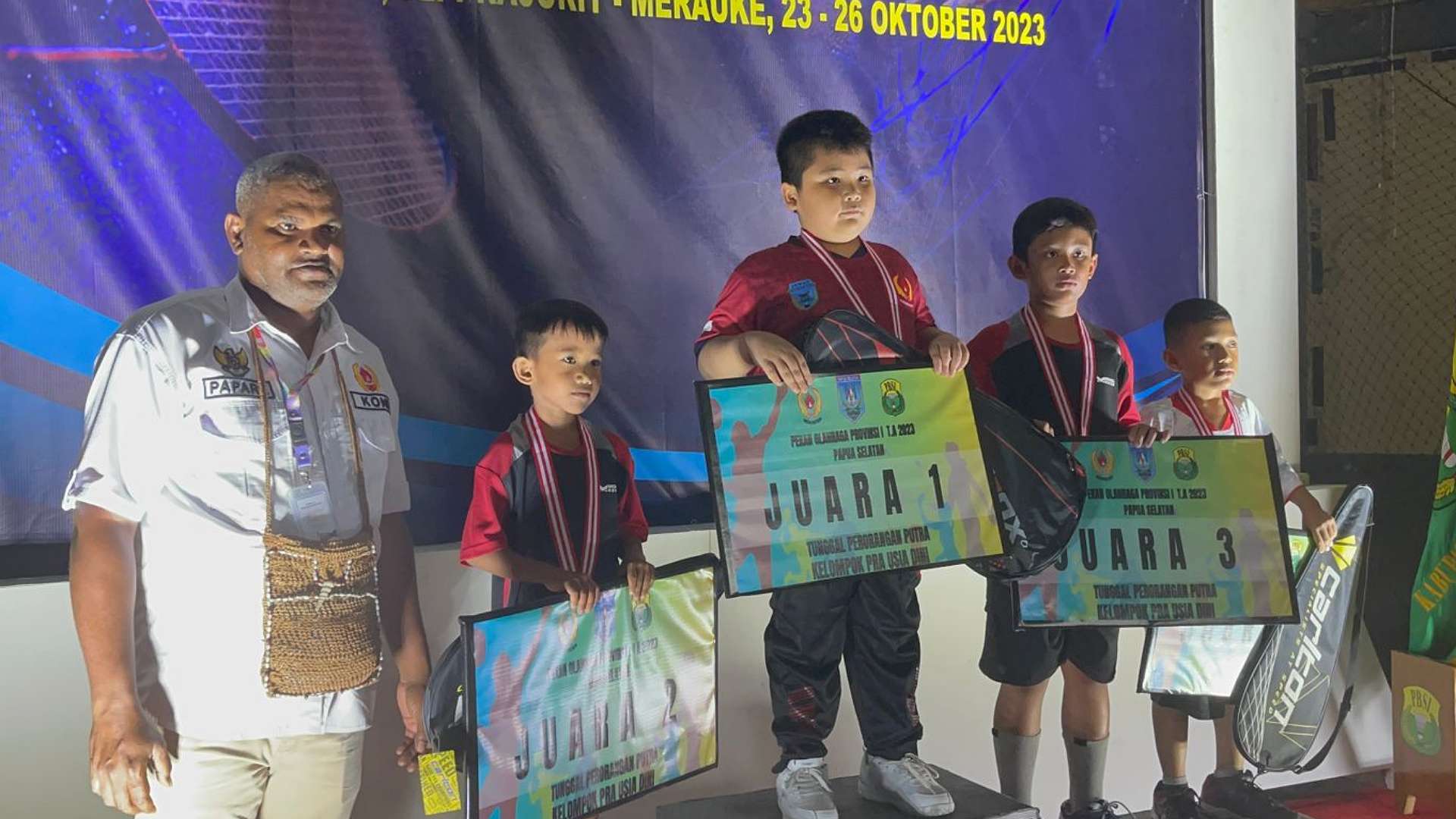 Wakil Ketua III KONI Provinsi Papua Selatan, Jeffry Papare  menyerahkan medali dan hadiah kepada peserta lomba. Foto:Ami/ Papua60detik