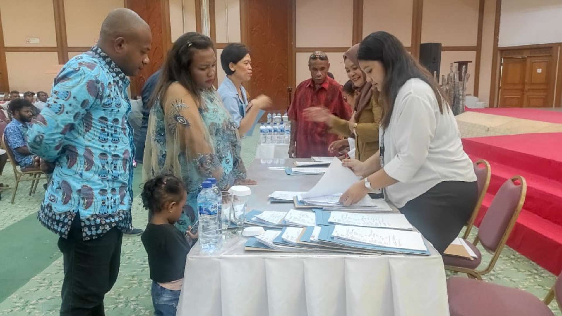PAD PT Freeport Indonesia menggelar acara pernikahan massal untuk karyawan kontraktor dan privatisasi asli Papua di Gedung Multipurpose, Kuala Kencana, Selasa (31/10/2023). Foto: Istimewa